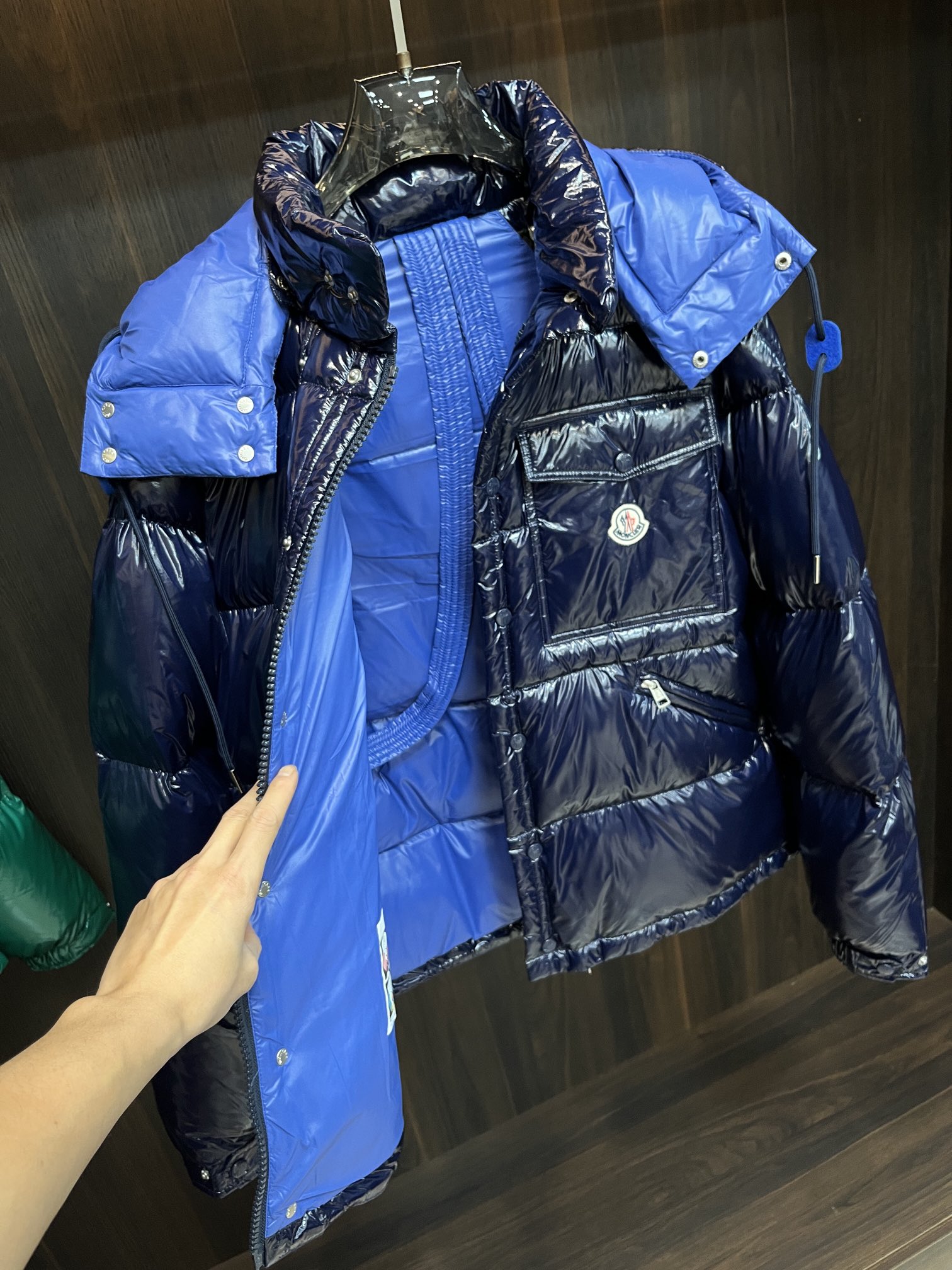 主推Moncler2024秋冬新款️蒙口新款连帽设计羽绒外套袖可拆帽可脱一衣两穿！选用亮泽尼龙面料打造胸