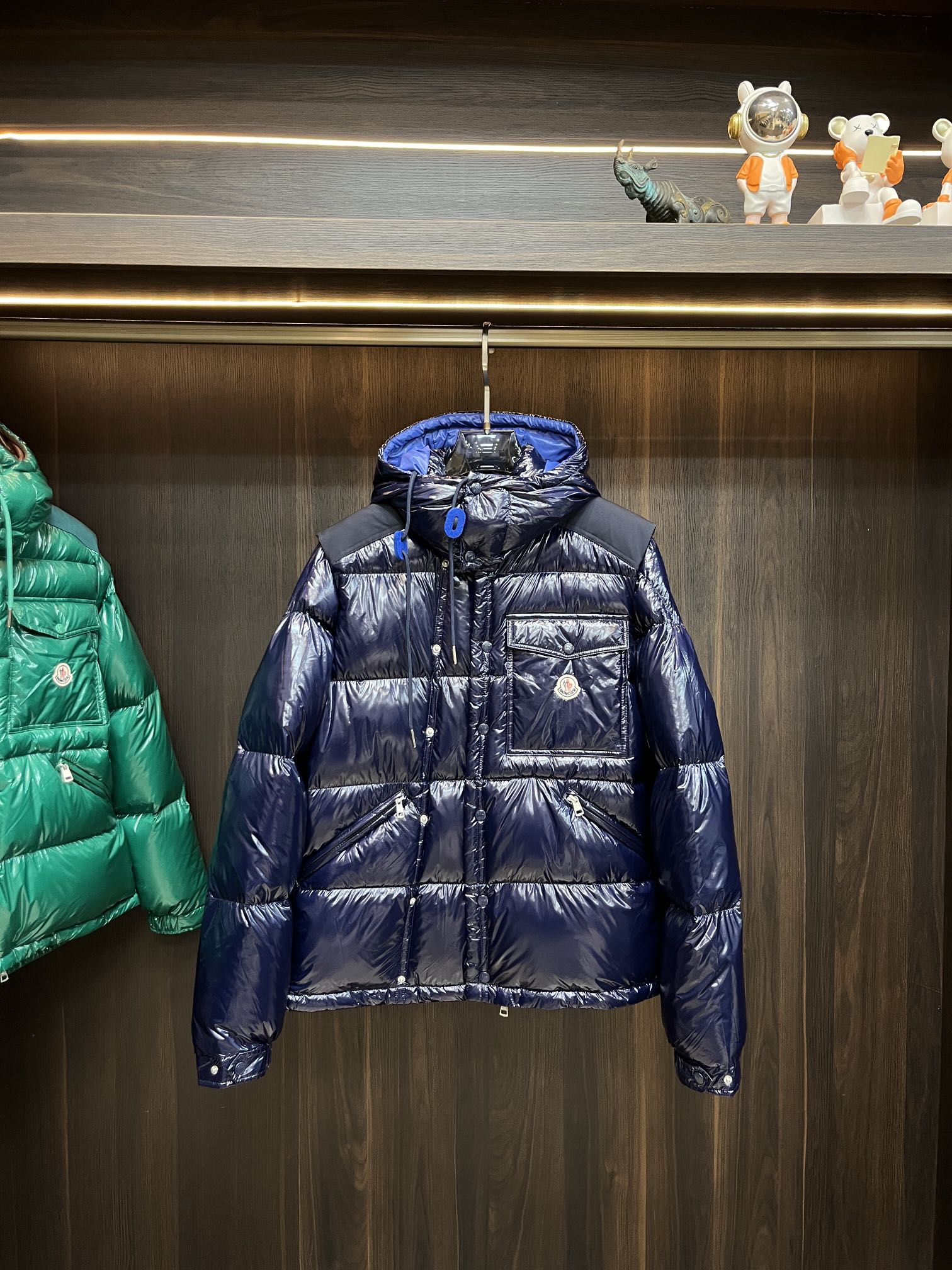 主推Moncler2024秋冬新款️蒙口新款连帽设计羽绒外套袖可拆帽可脱一衣两穿！选用亮泽尼龙面料打造胸