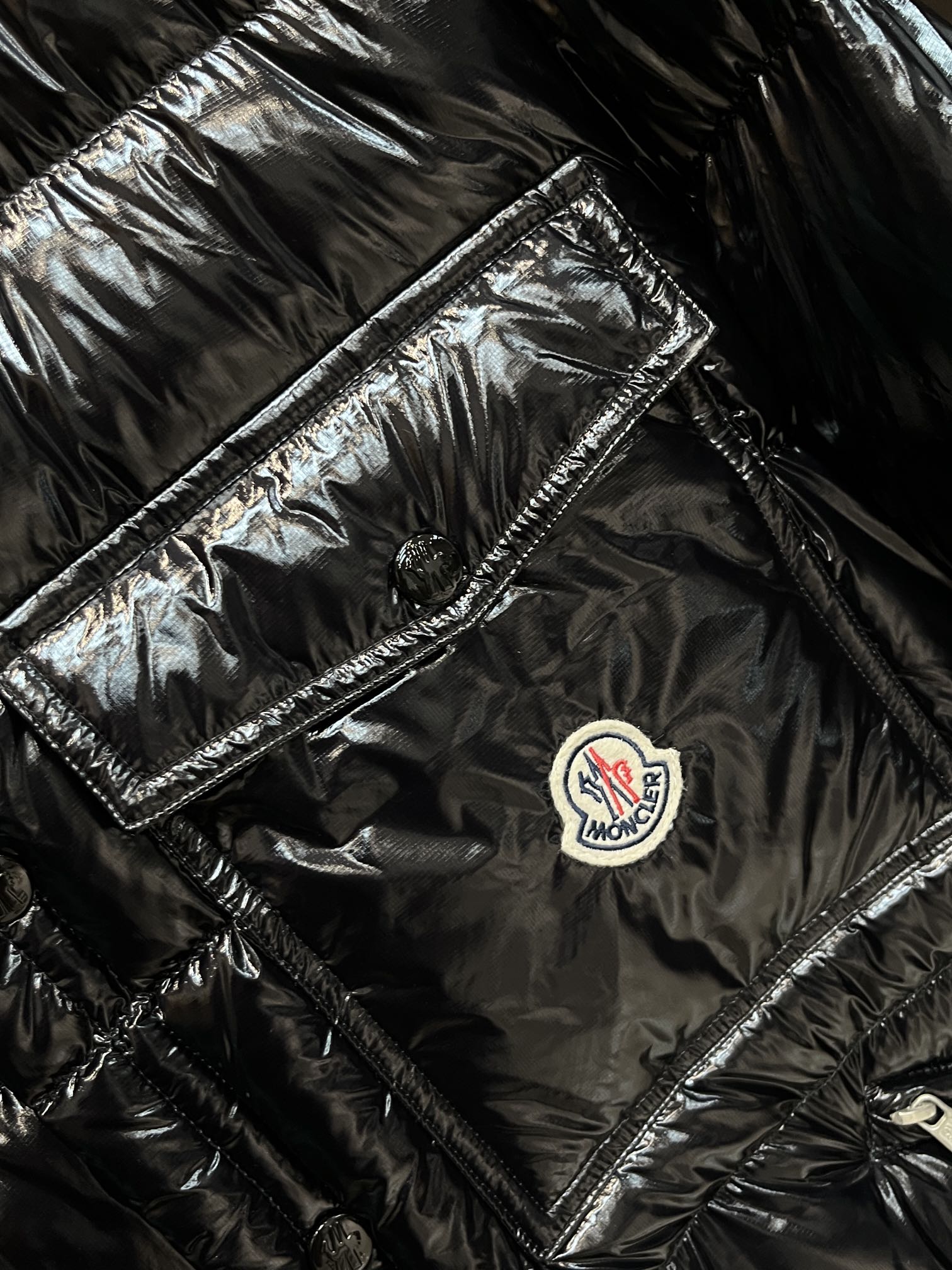 主推Moncler2024秋冬新款️蒙口新款连帽设计羽绒外套袖可拆帽可脱一衣两穿！选用亮泽尼龙面料打造胸