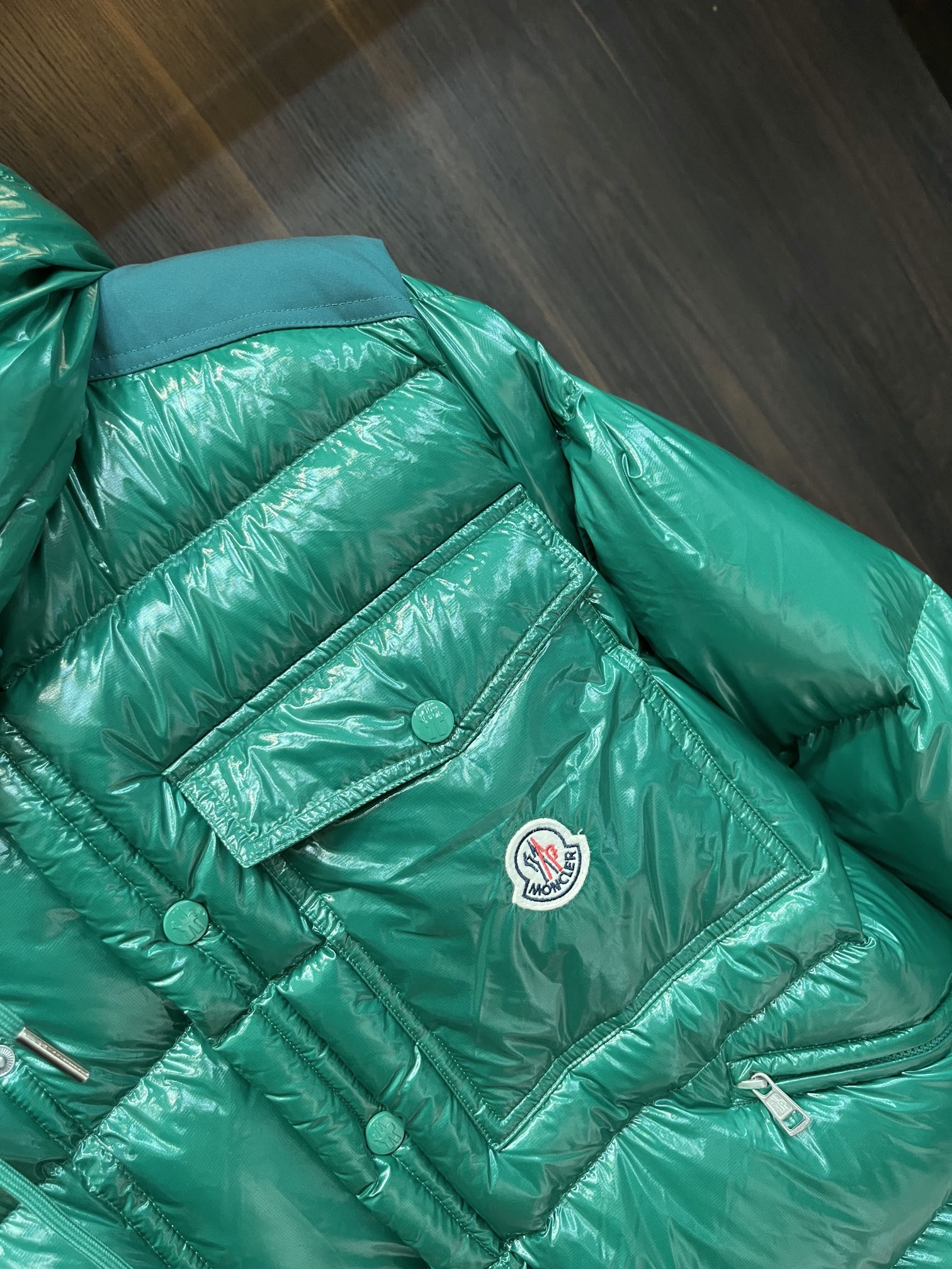 主推Moncler2024秋冬新款️蒙口新款连帽设计羽绒外套袖可拆帽可脱一衣两穿！选用亮泽尼龙面料打造胸