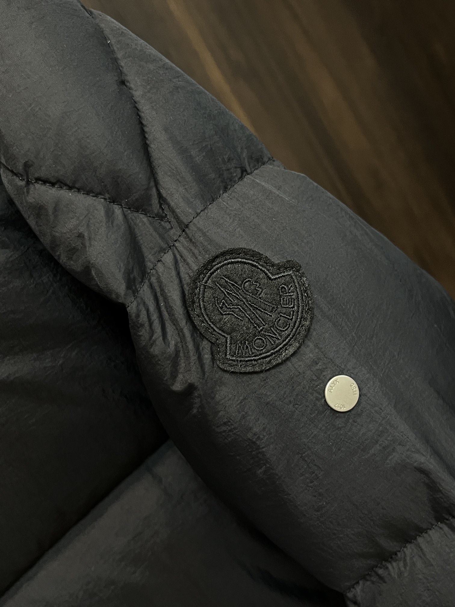 主推Moncler2024秋冬新款蒙口新款立领设计羽绒外套选用亮泽尼龙面料打造胸前经典印花设计logo充