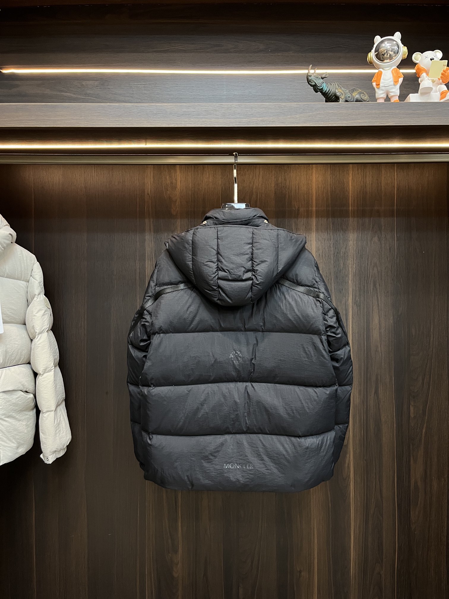 主推Moncler2024秋冬新款蒙口新款立领设计羽绒外套选用亮泽尼龙面料打造胸前经典印花设计logo充