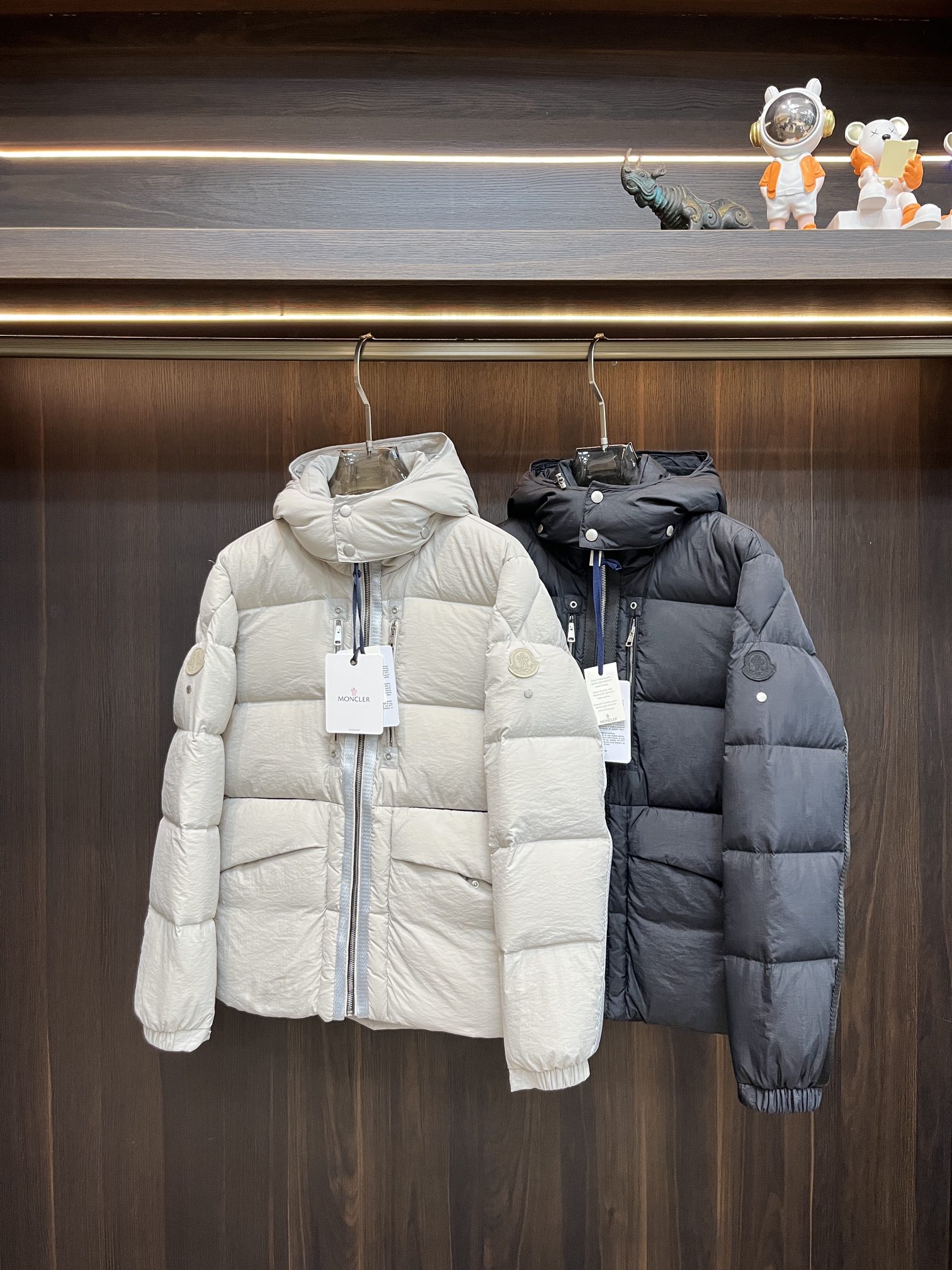 主推Moncler2024秋冬新款蒙口新款立领设计羽绒外套选用亮泽尼龙面料打造胸前经典印花设计logo充