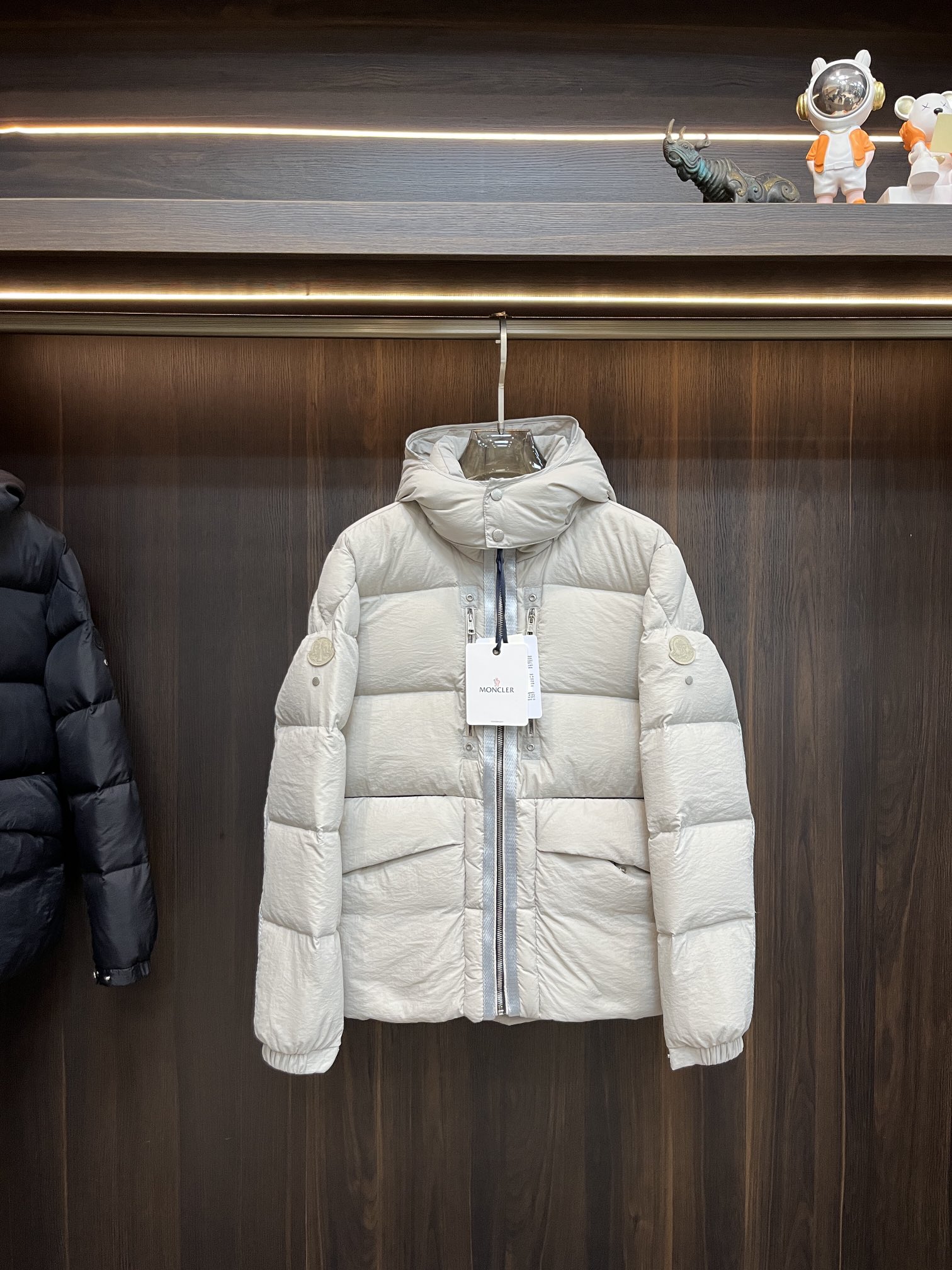 主推Moncler2024秋冬新款蒙口新款立领设计羽绒外套选用亮泽尼龙面料打造胸前经典印花设计logo充