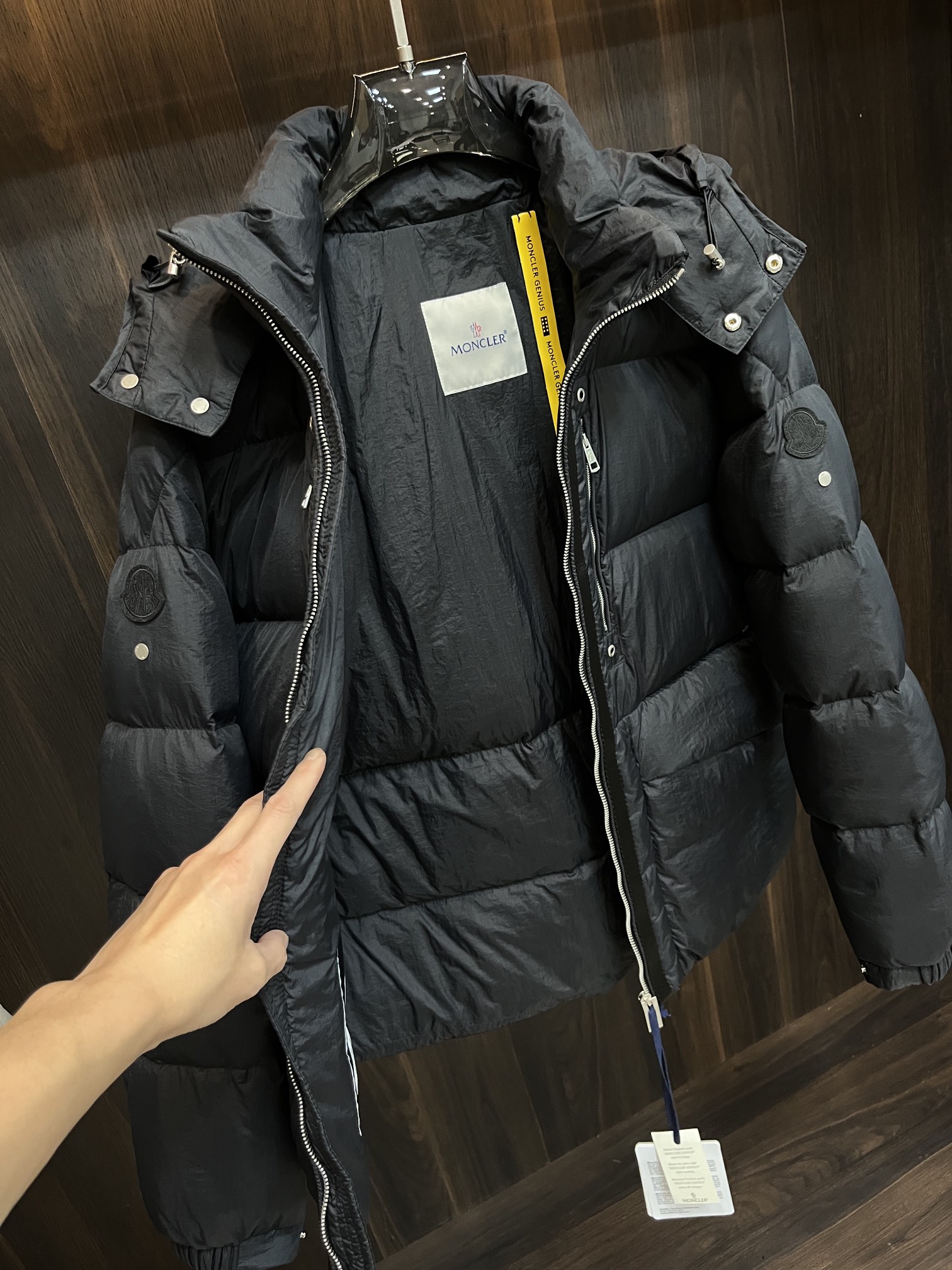 主推Moncler2024秋冬新款蒙口新款立领设计羽绒外套选用亮泽尼龙面料打造胸前经典印花设计logo充