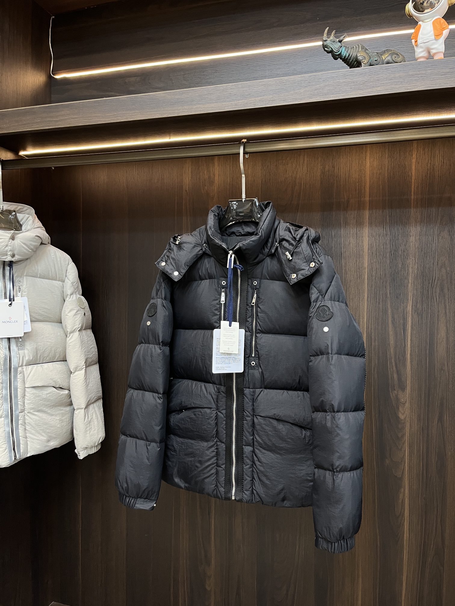 主推Moncler2024秋冬新款蒙口新款立领设计羽绒外套选用亮泽尼龙面料打造胸前经典印花设计logo充