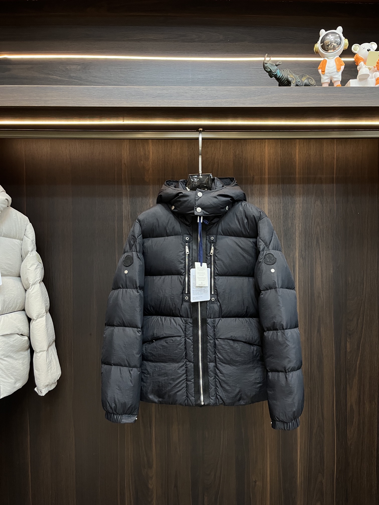 主推Moncler2024秋冬新款蒙口新款立领设计羽绒外套选用亮泽尼龙面料打造胸前经典印花设计logo充