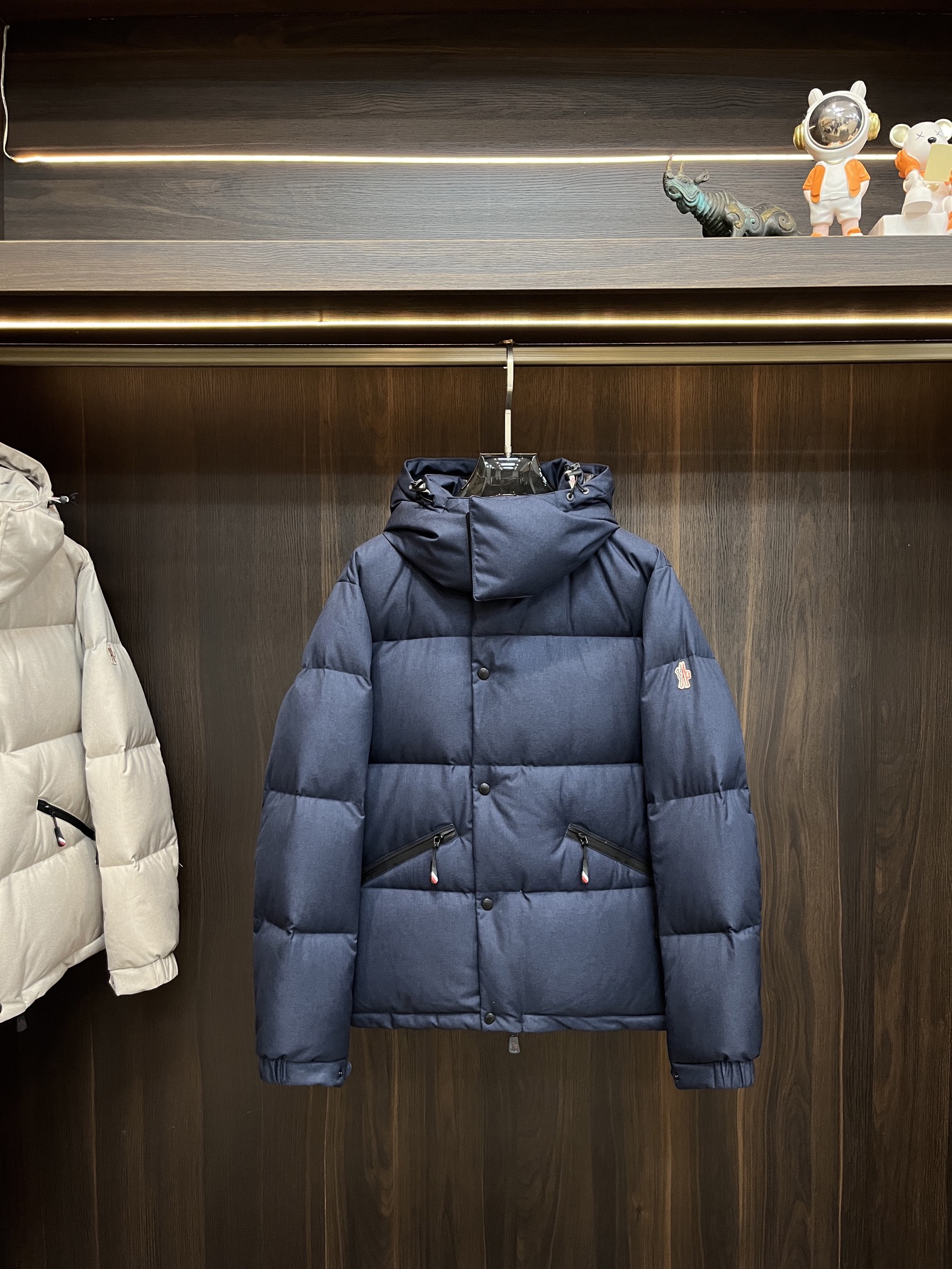 NO:683653,Moncler's 2025 popular down hooded down jacket, with a detachable hood and 90% white duck down filling, is a light luxury, top-notch casual and trendy jacket!  Size/M-XXXL H2025 spring new style,,Moncler,jackets & coats,down jacket,hats,19860909Moncler 蒙口 2025爆款羽绒连帽羽绒,帽可拆,90白鸭绒填充,轻奢顶级休闲潮流外套！尺码/M-XXXL H2025春季新款,,Moncler,jackets & coats,down jacket,hats,,Men's clothing