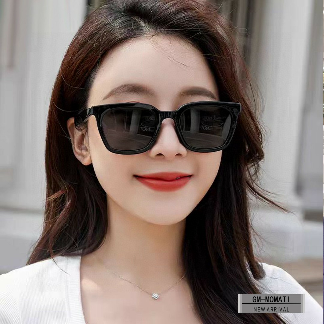 NO:268532,.【Korean V-brand-G M】.【Polaroid resin polarized lens】.【TR frame is light and comfortable to wear】.【size65-18-151,】.【The same gentlemonster series on the official website of GM, perfect replica one-to-one production, the details are exactly the same as the original, the temple logo is all original, not the ordinary version printed [girl], the material is T R90 ultra-light memory material, Polaroid high-definition polarized lens, fashionable is an indispensable one!  ModelGM-MOMATI♀】Glasses sunglasses sunglasses, glasses19860909.【韩国V牌-G M】 .【宝丽来树脂偏光镜片】 .【TR镜架轻便佩戴舒适】 .【size65-18-151,】 .【GM官网同款gentlemonster系列,完美复刻一比一制造,细节都跟原版一模一样,镜腿logo都是原版的哦,不是普通版本印字的[呲牙],材质T R90超轻记忆料,宝丽来高清偏光镜片 ,时尚的是不可缺少的一款！ModelGM-MOMATI♀】眼镜墨镜太阳镜,眼镜,glasses