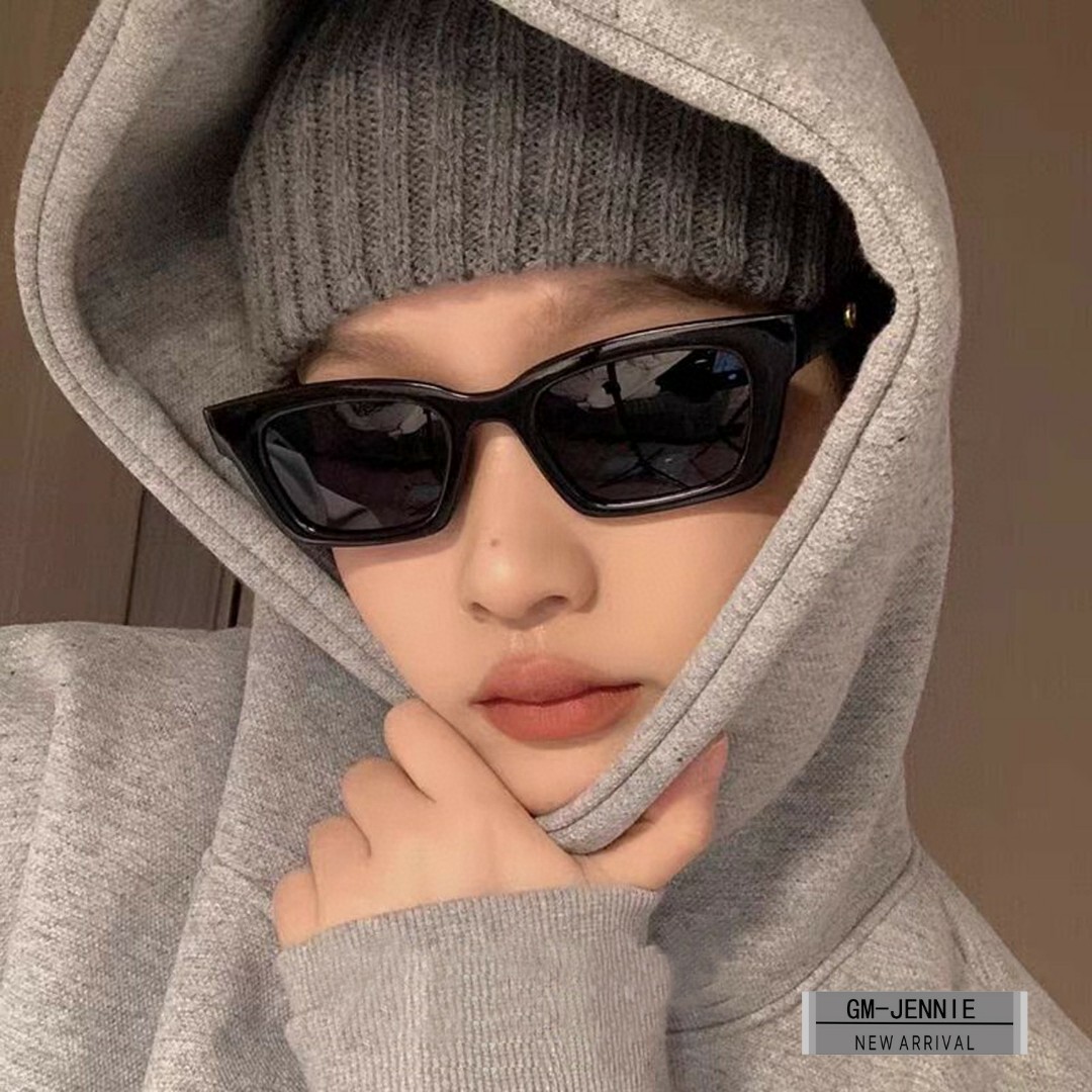 NO:268521,.【Korean V-brand-G M】 .【Polaroid resin lens】 .【TR frame is light and comfortable to wear】 .【size65-18-151,】 .【The same gentlemonster series on the official website of GM, perfect replica one-to-one production, the details are exactly the same as the original, the temple logo is all original, not the ordinary version printed [girl], the material is T R90 ultra-light memory material, Polaroid high-definition polarized lens, fashionable is an indispensable one!  ModelGM-Jennie♀】Glasses sunglasses sunglasses, glasses19860909.【韩国V牌-G M】 .【宝丽来树脂镜片】 .【TR镜架轻便佩戴舒适】 .【size65-18-151,】 .【GM官网同款gentlemonster系列,完美复刻一比一制造,细节都跟原版一模一样,镜腿logo都是原版的哦,不是普通版本印字的[呲牙],材质T R90超轻记忆料,宝丽来高清偏光镜片 ,时尚的是不可缺少的一款！ModelGM-Jennie♀】眼镜墨镜太阳镜,眼镜,glasses