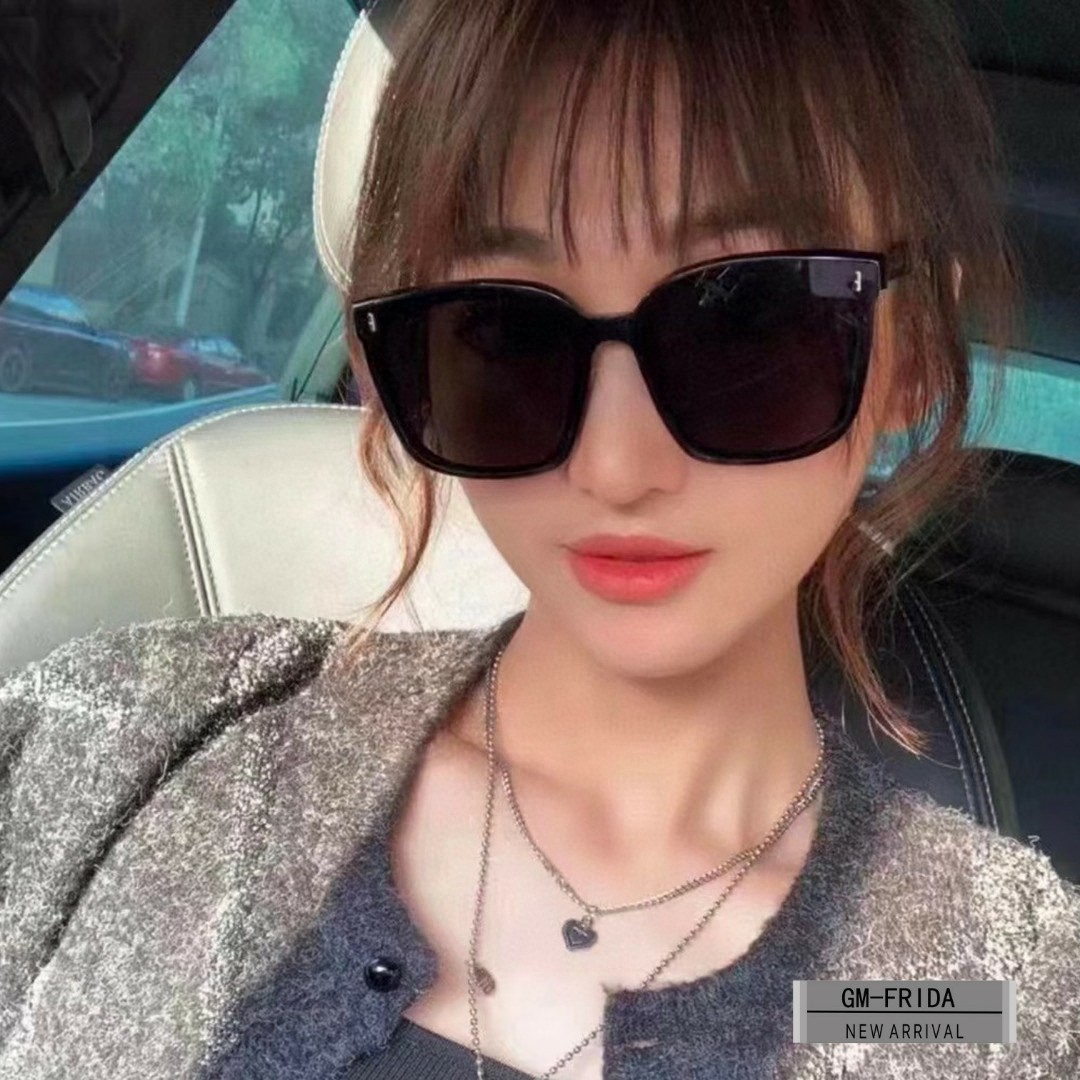NO:268893,.【Korean V-brand-G M】.【Polaroid resin polarized lens】.【TR frame is light and comfortable to wear】.【size65-15-147,】.【GM-Obsolutely necessary for trendy people to go out, GM early spring Lo Cell, compared to boys' tough style, Qi Wei wore a fashionable, sexy and cold temperament of a little woman. You can also use it when driving!  Lead the new fashion concept and don't let the sun disturb your interest. GM is never out of date, a must-have item ModelGM-FRIDA♀】Glasses, sunglasses, glasses19860909.【韩国V牌-G M】 .【宝丽来树脂偏光镜片】 .【TR镜架轻便佩戴舒适】 .【size65-15-147,】 .【GM-明显潮人出门的必备单品,GM早春款Lo Cell,相比男生的硬朗风格,戚薇佩戴出了一种小女人的时尚性感高冷的气质 .开车也可以用哦！引领时尚新概念,不让阳光打扰你的兴致.gm永不过时,必备单品哦ModelGM-FRIDA♀】眼镜墨镜太阳镜,眼镜,glasses