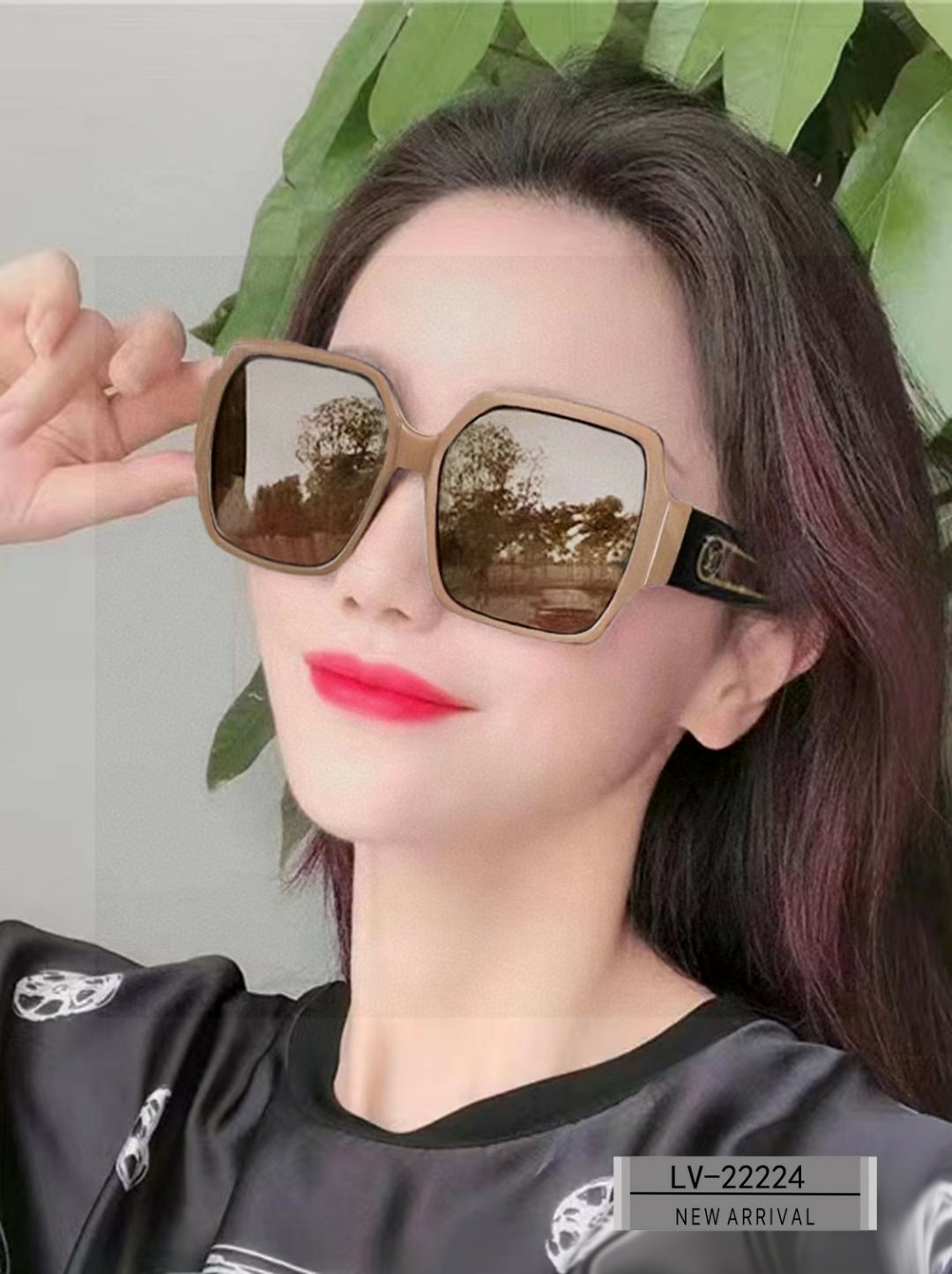 NO:269349,.【Louis Vuitton-LV】 .【Polaroid resin lens】 .【PC frame is light and comfortable to wear】 .【size65-13-145】 .【New sunglasses reduce the burden of strong light, same style as celebrities, block harmful light and prevent radiation, essential products for travel and matching clothes, you can also use it when driving!  Lead the new fashion concept and don't let the sun disturb your interest. Model22224♀】Glasses, sunglasses, glasses, louis vuitton, louis vuitton19860909.【路易威登-LV】 .【宝丽来树脂镜片】 .【PC镜架轻便佩戴舒适】 .【size65-13-145】 .【新款太阳镜减轻强光负担,明星同款,遮挡有害光线防辐射,出行旅游搭配衣服必备品,开车也可以用哦！引领时尚新概念,不让阳光打扰你的兴致.Model22224♀】眼镜墨镜太阳镜,眼镜,louis vuitton,louis vuitton,glasses