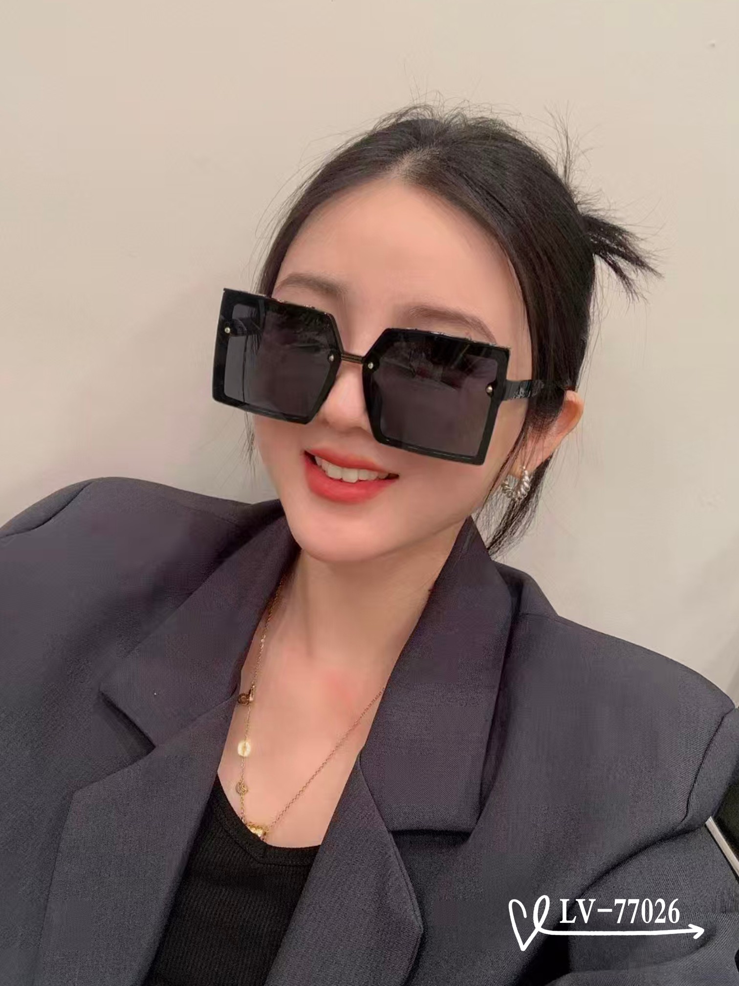 NO:244158,.【Louis Vuitton-LV】.【Polaroid resin lens】.【TR frame is light and comfortable to wear】.【size-13-145】.【New sunglasses reduce the burden of strong light, same style as celebrities, block harmful light and prevent radiation, essential products for travel and matching clothes, you can also use it when driving!  Lead the new fashion concept and don't let the sun disturb your interest.Model77026♀】Glasses, sunglasses, sunglasses, glasses, louis vuitton, louis vuitton19860909.【路易威登-LV】 .【宝丽来树脂镜片】 .【TR镜架轻便佩戴舒适】 .【size-13-145】 .【新款太阳镜减轻强光负担,明星同款,遮挡有害光线防辐射,出行旅游搭配衣服必备品,开车也可以用哦！引领时尚新概念,不让阳光打扰你的兴致.Model77026♀】眼镜墨镜太阳镜,眼镜,louis vuitton,louis vuitton,glasses