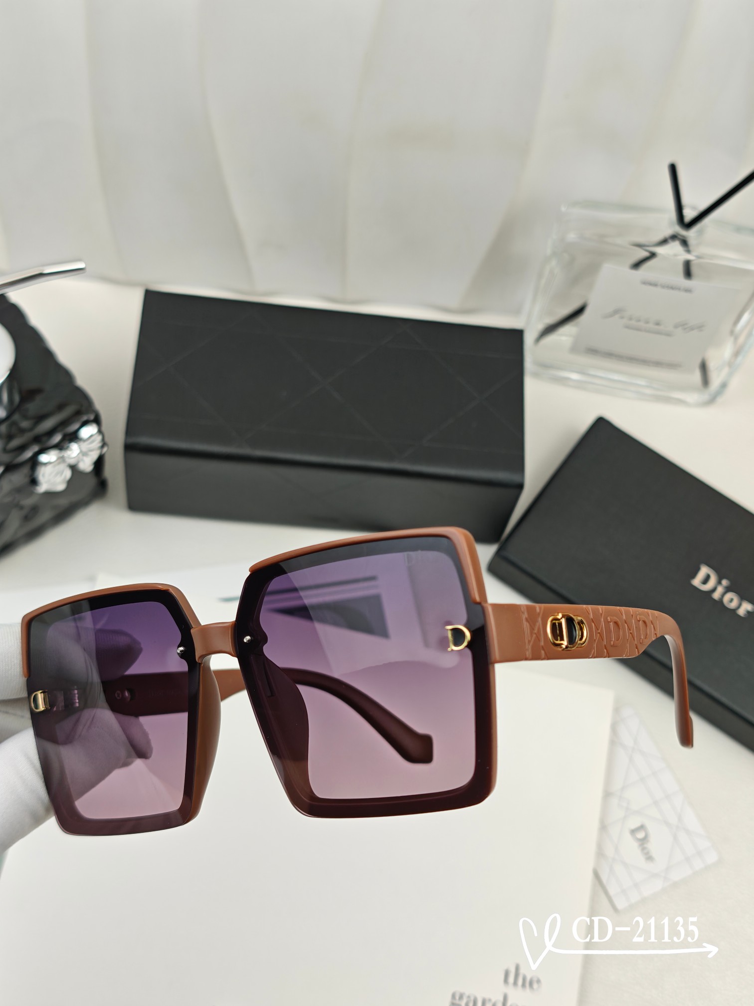    👓.【法国迪奥-DIOR】
         🕶️.【宝丽来树脂偏光镜片】
         ⭐️
