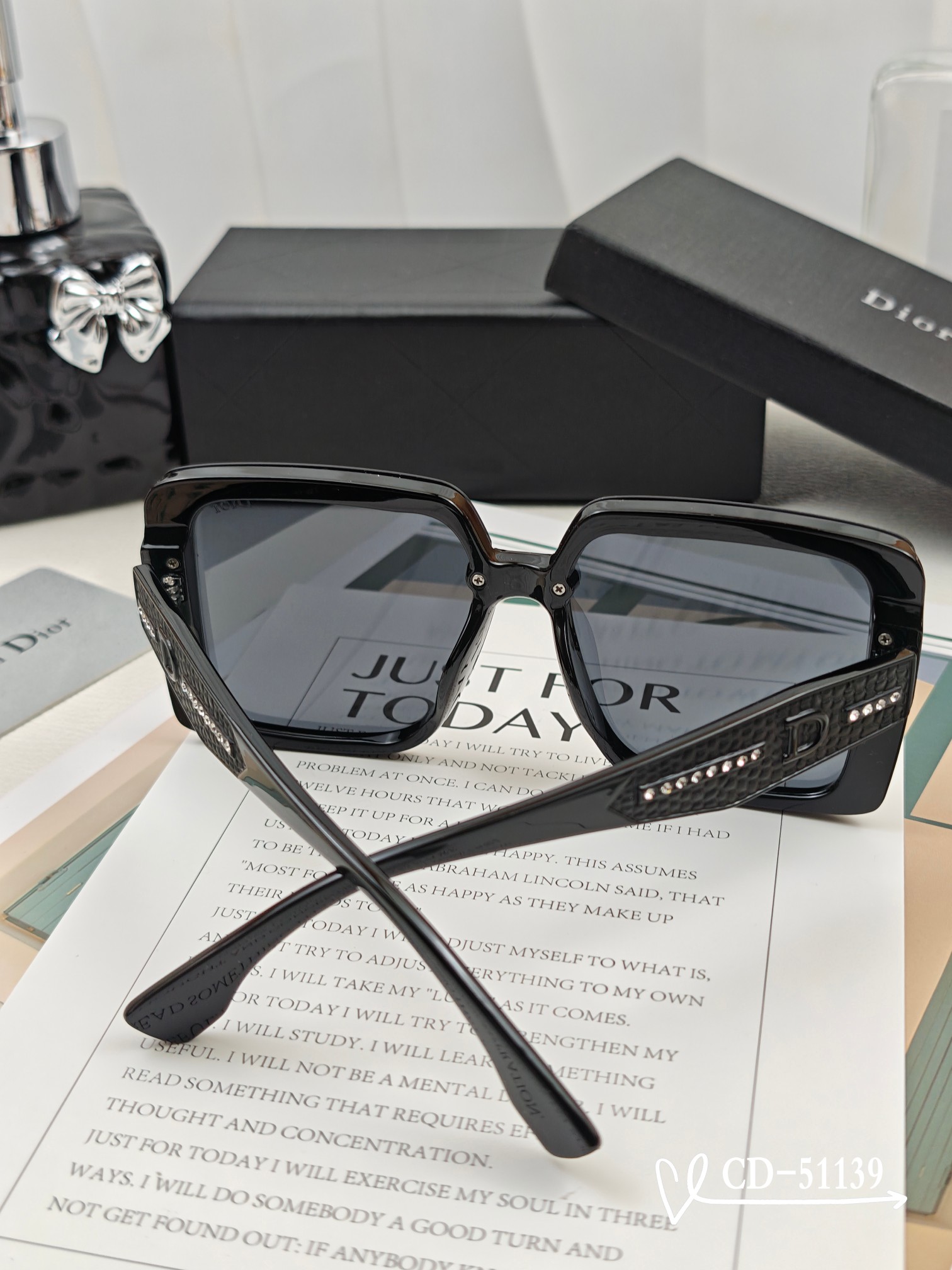    👓.【法国迪奥-DIOR】
         🕶️.【宝丽来树脂偏光镜片】
         ⭐️