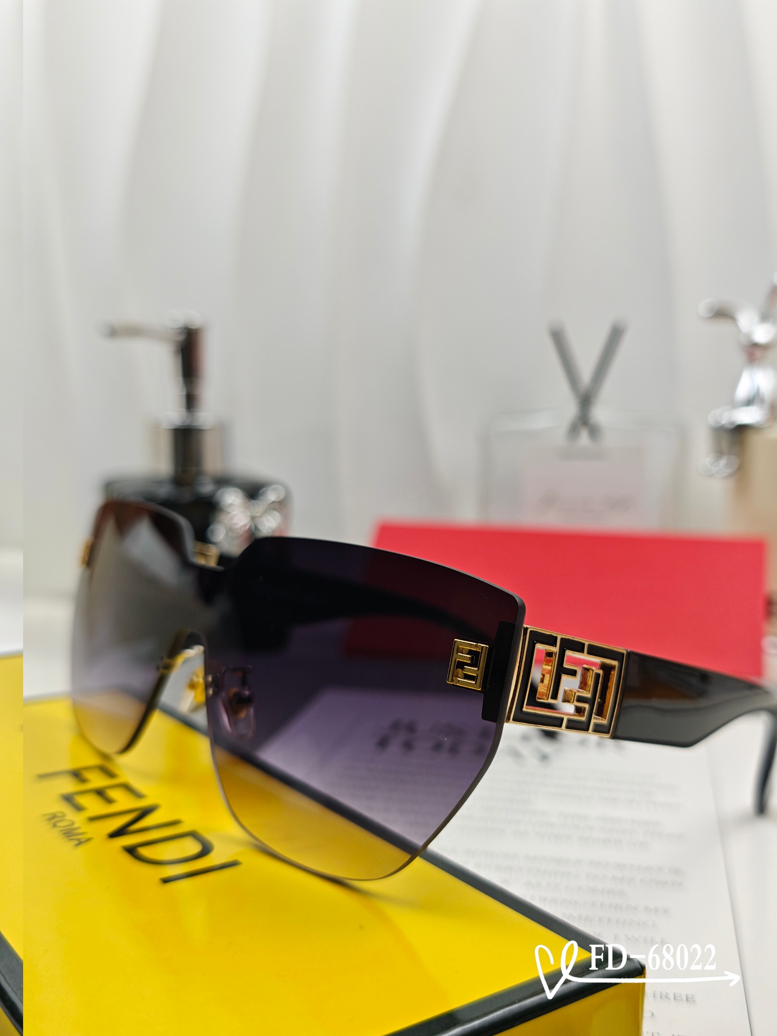   👓.【意大利芬迪-FENDI】
         🕶.【宝丽来树脂偏光镜片】
         ⭐️