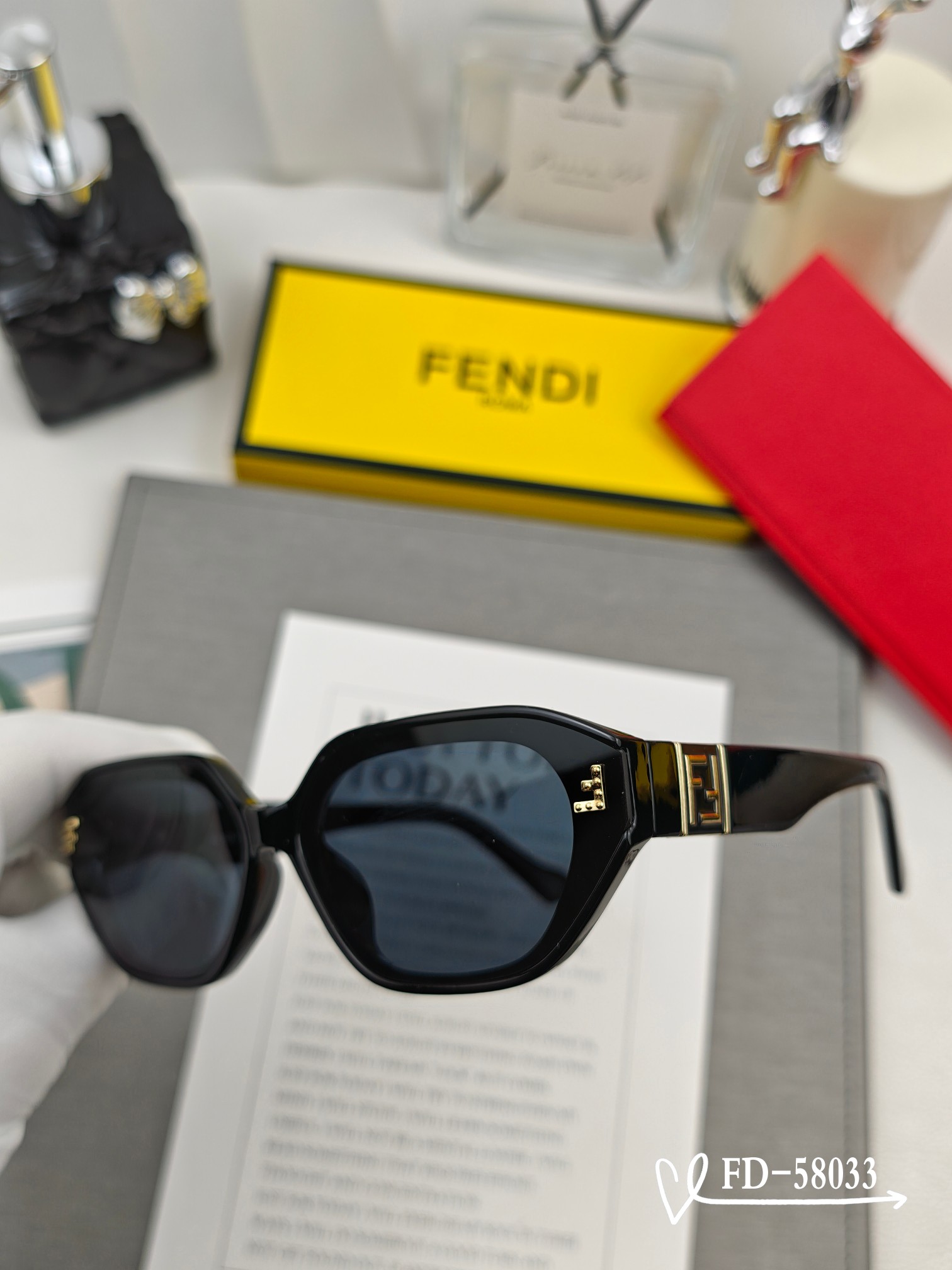   👓.【意大利芬迪-FENDI】
         🕶.【宝丽来树脂偏光镜片】
         ⭐️