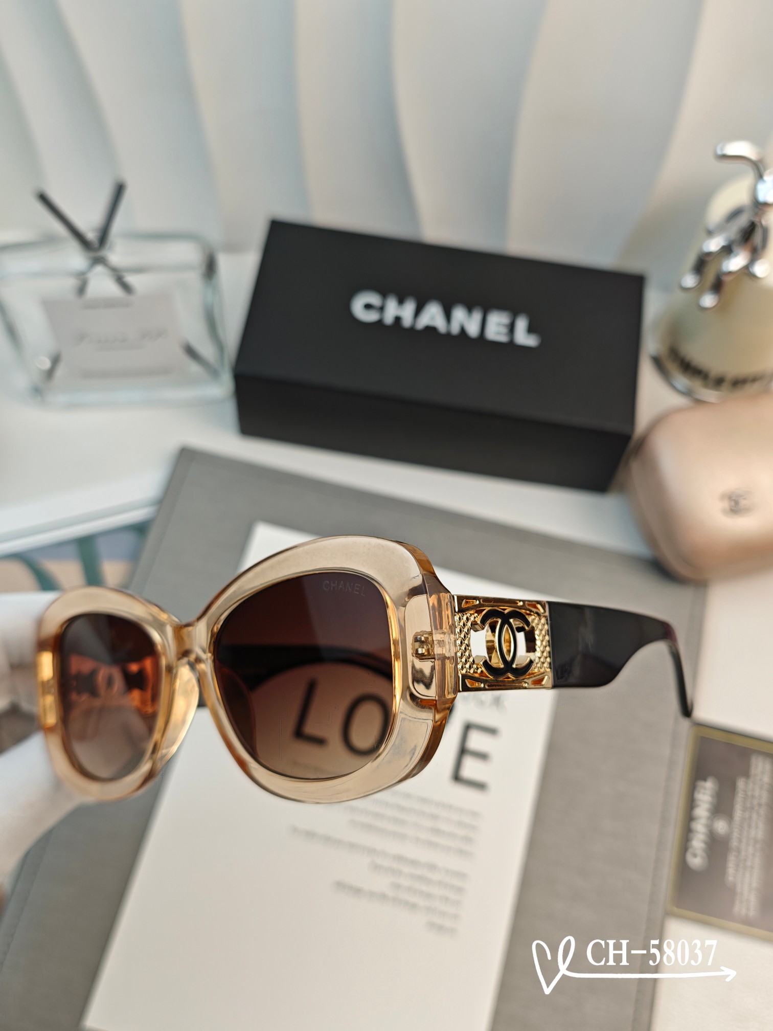   👓.【法国香奈儿-CHANEL】
         🕶.【宝丽来树脂高清镜片】
         ⭐