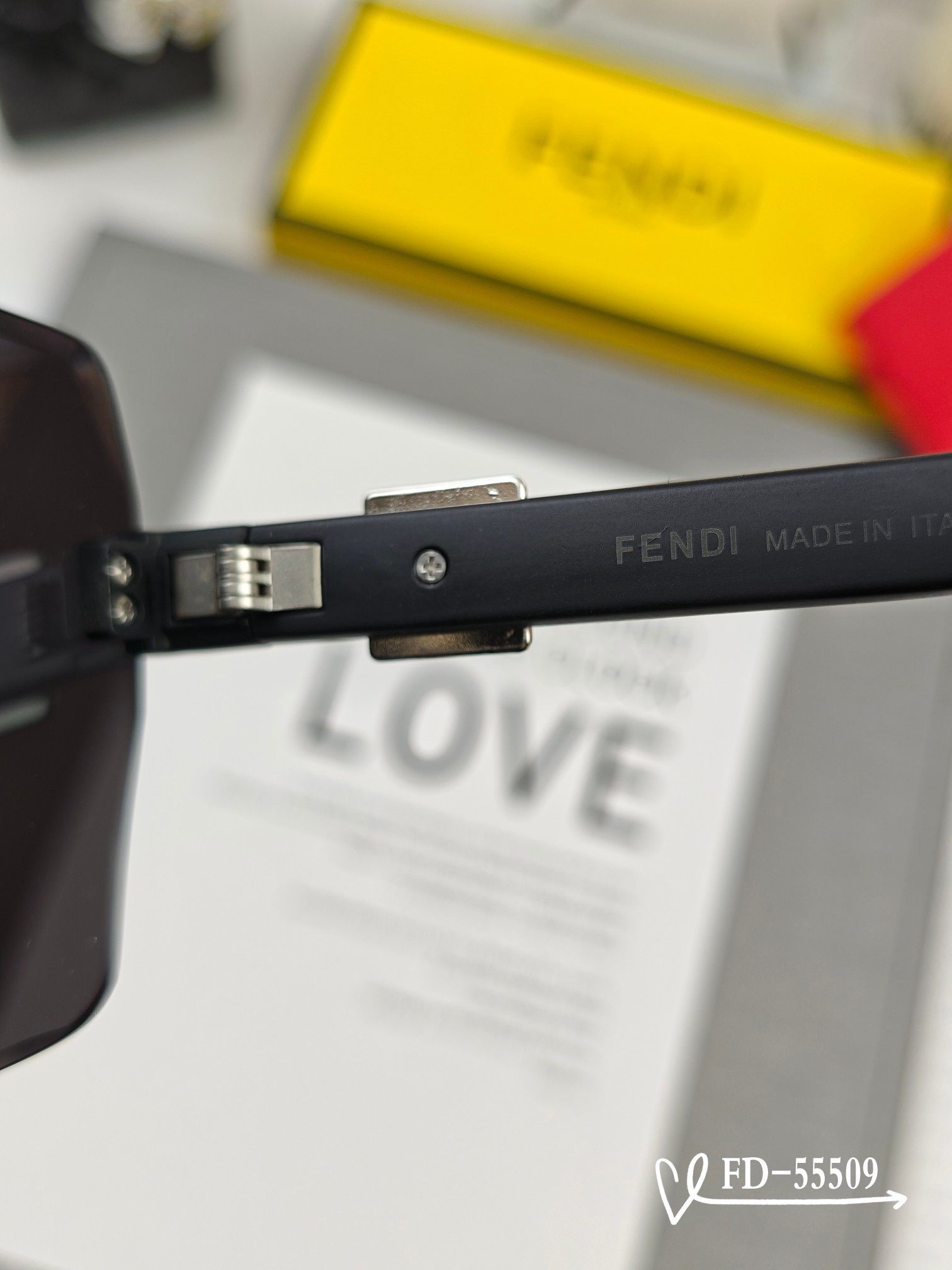   👓.【意大利芬迪-FENDI】
         🕶.【宝丽来树脂偏光镜片】
         ⭐️