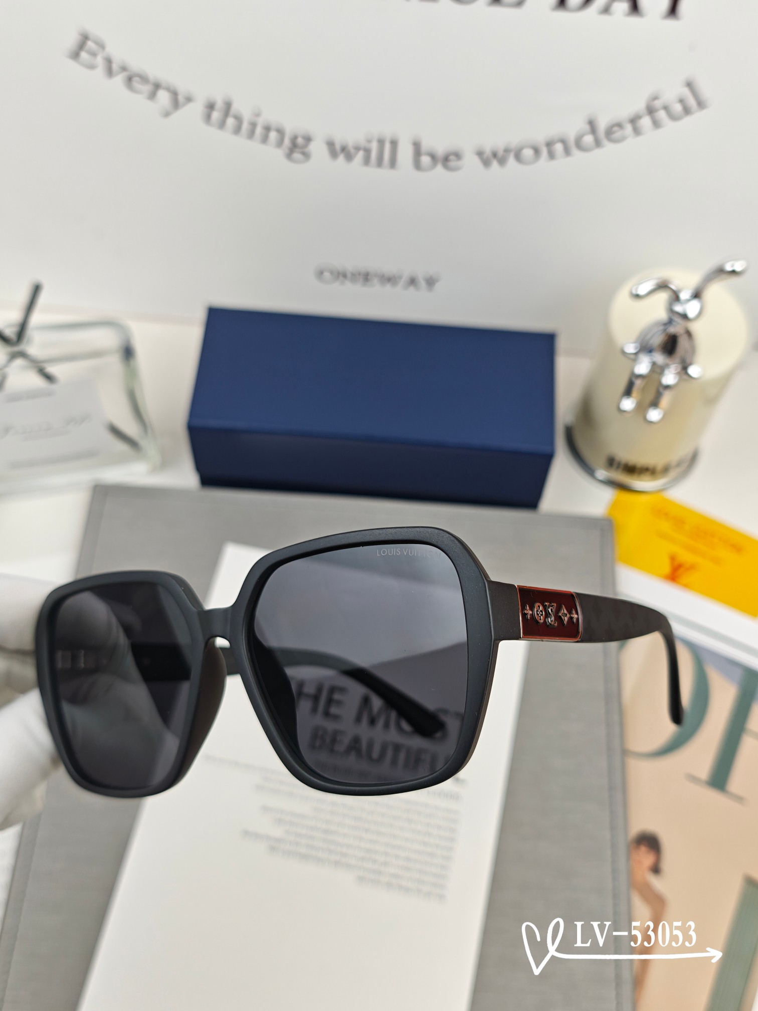   👓.【路易威登-LV】
         🕶.【宝丽来树脂镜片】
         ⭐️.【TR镜架