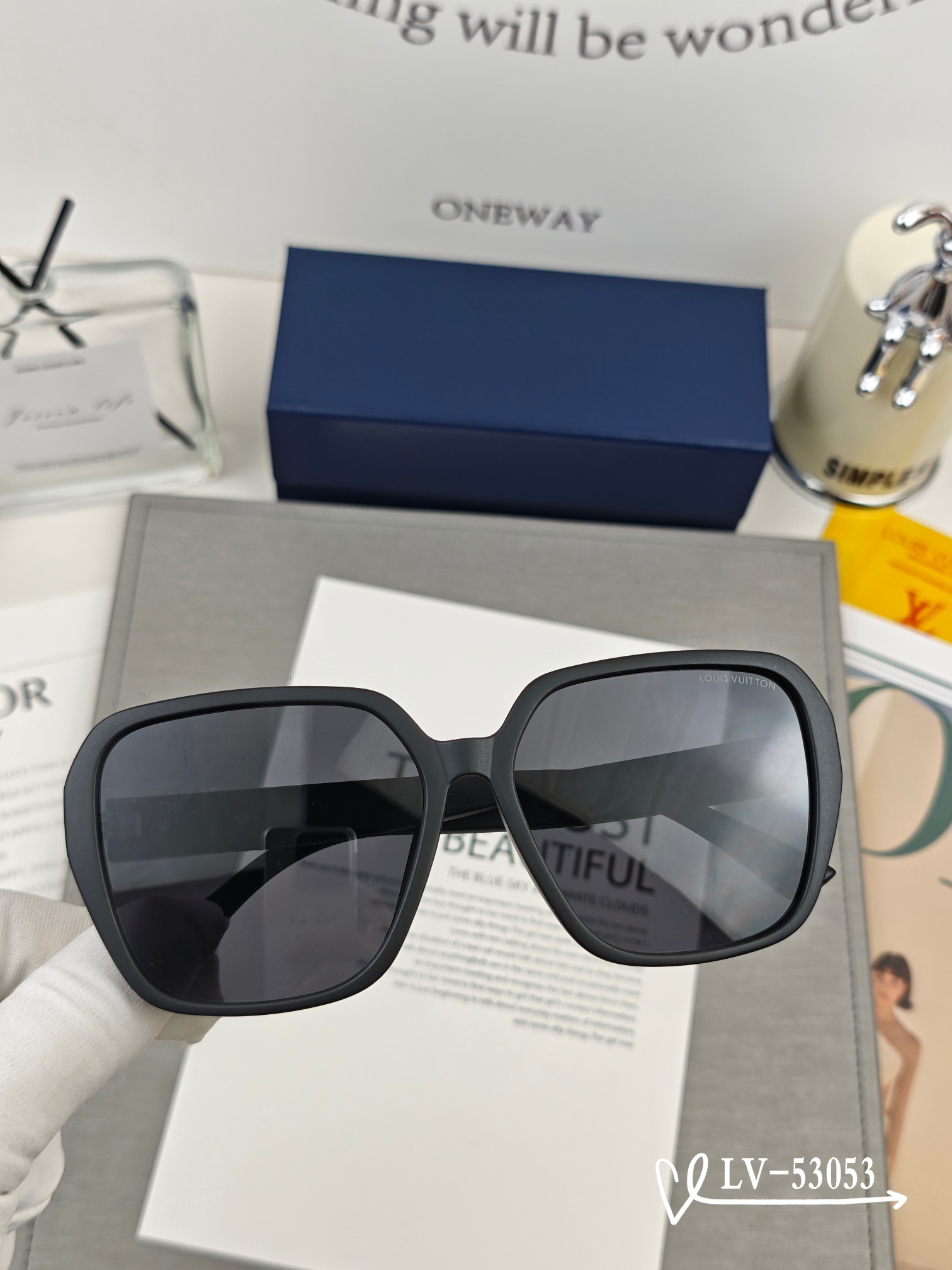   👓.【路易威登-LV】
         🕶.【宝丽来树脂镜片】
         ⭐️.【TR镜架