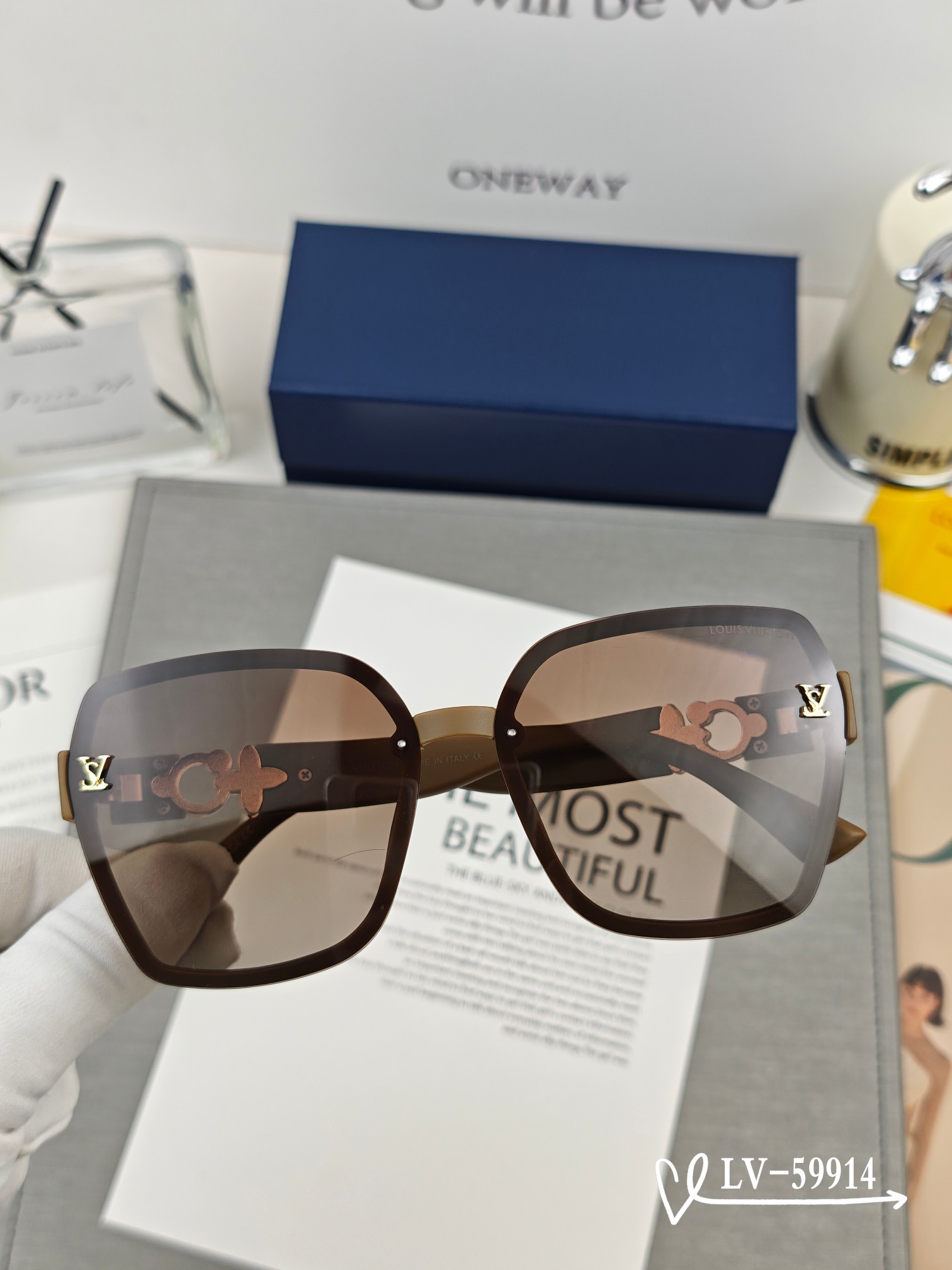   👓.【路易威登-LV】
         🕶.【宝丽来树脂镜片】
         ⭐️.【TR镜架