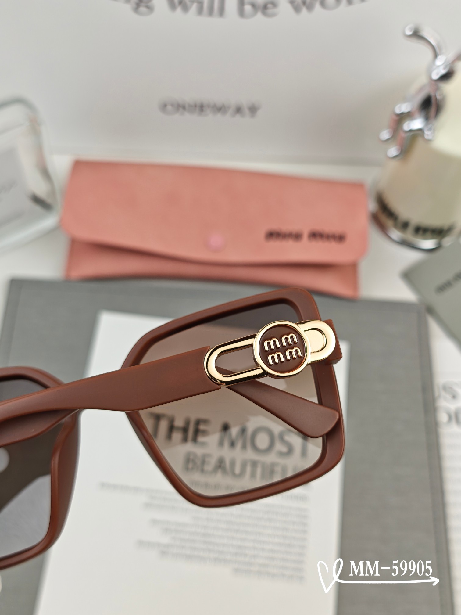   👓.【意大利谬谬-miumiu】
         🕶.【宝丽来树脂偏光镜片】
         ⭐
