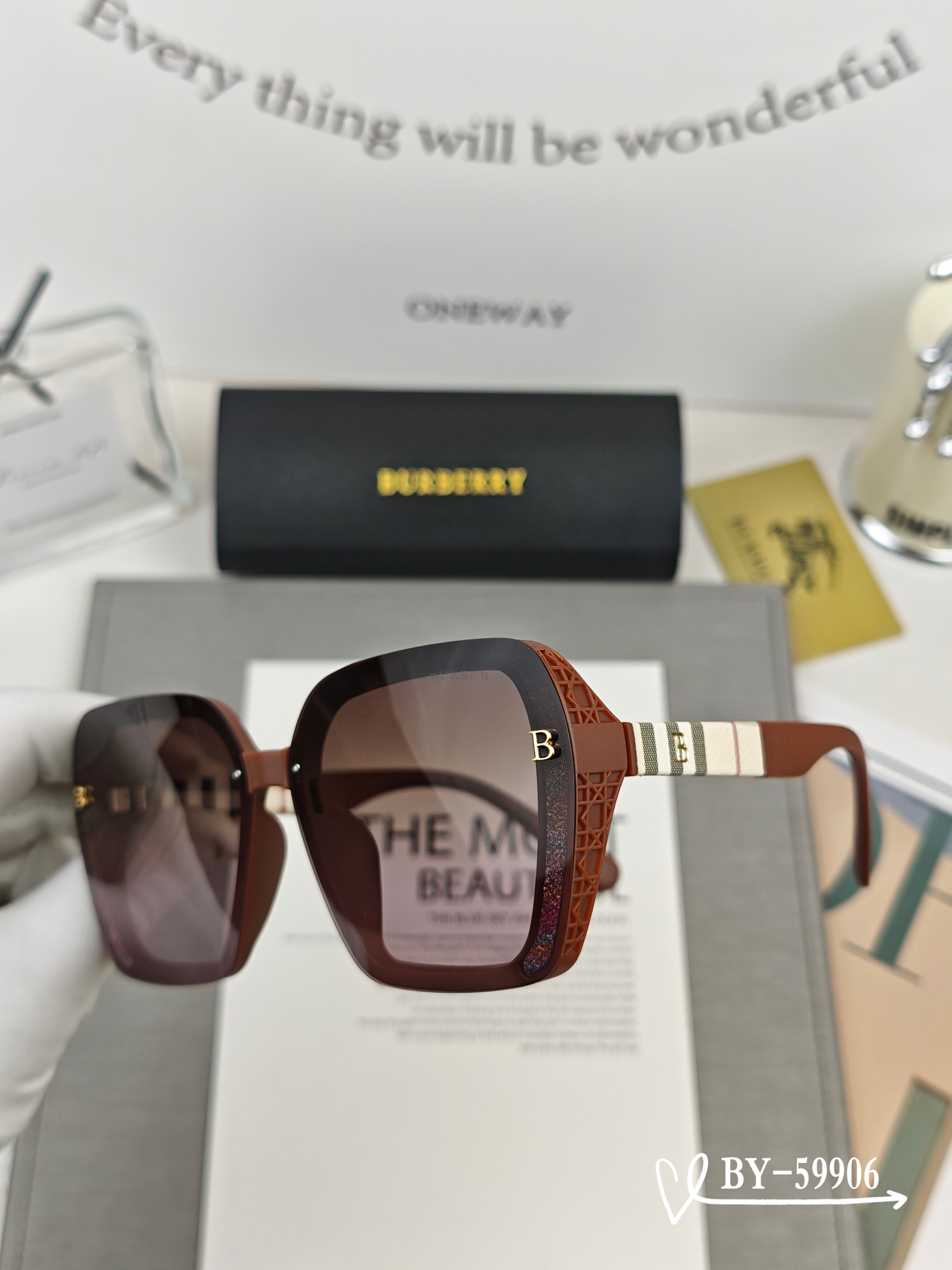   👓.【Burberry-巴宝莉】
         🕶.【宝丽来树脂偏光镜片】
         ⭐