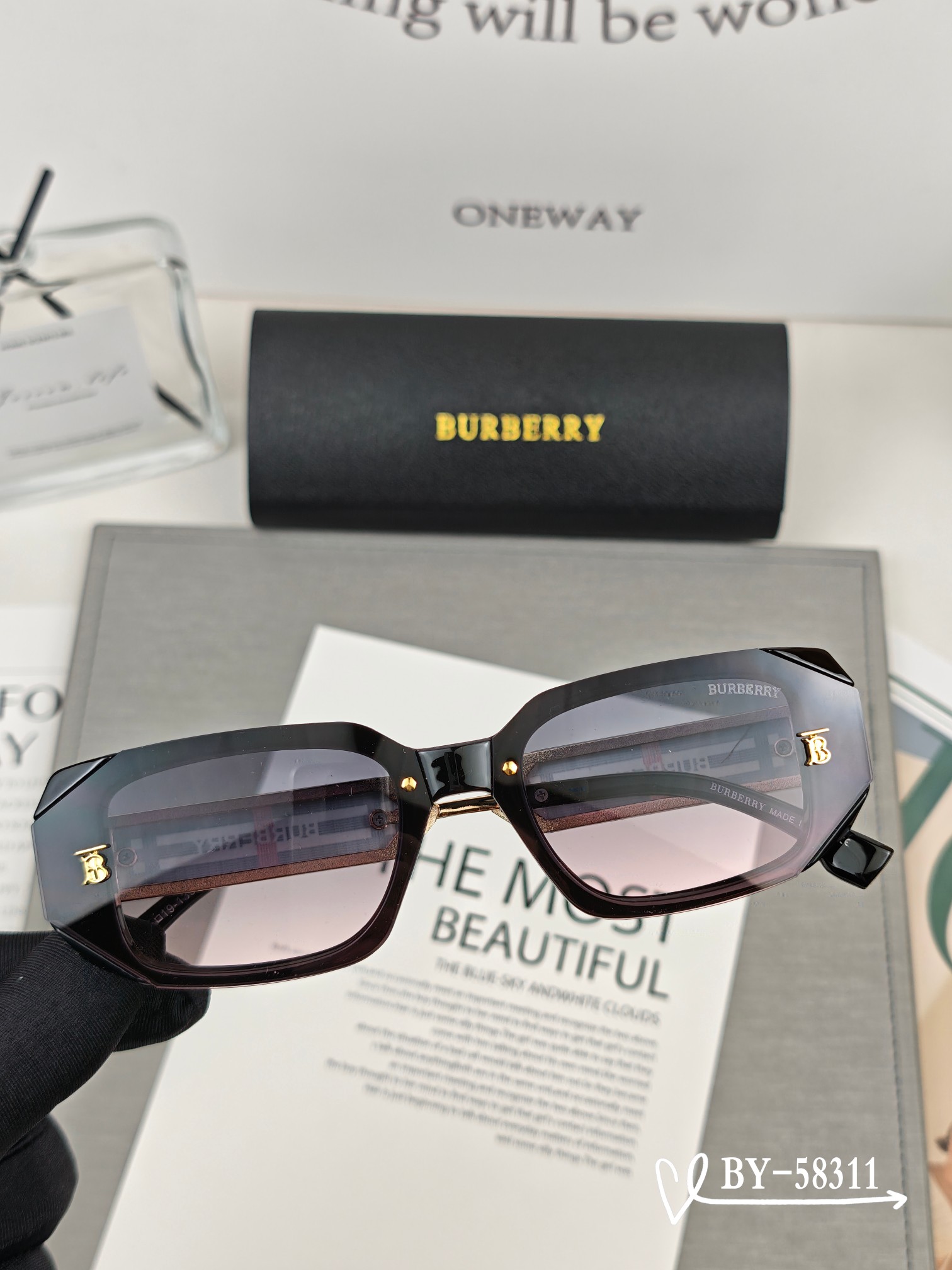   👓.【Burberry-巴宝莉】
         🕶.【宝丽来树脂偏光镜片】
         ⭐