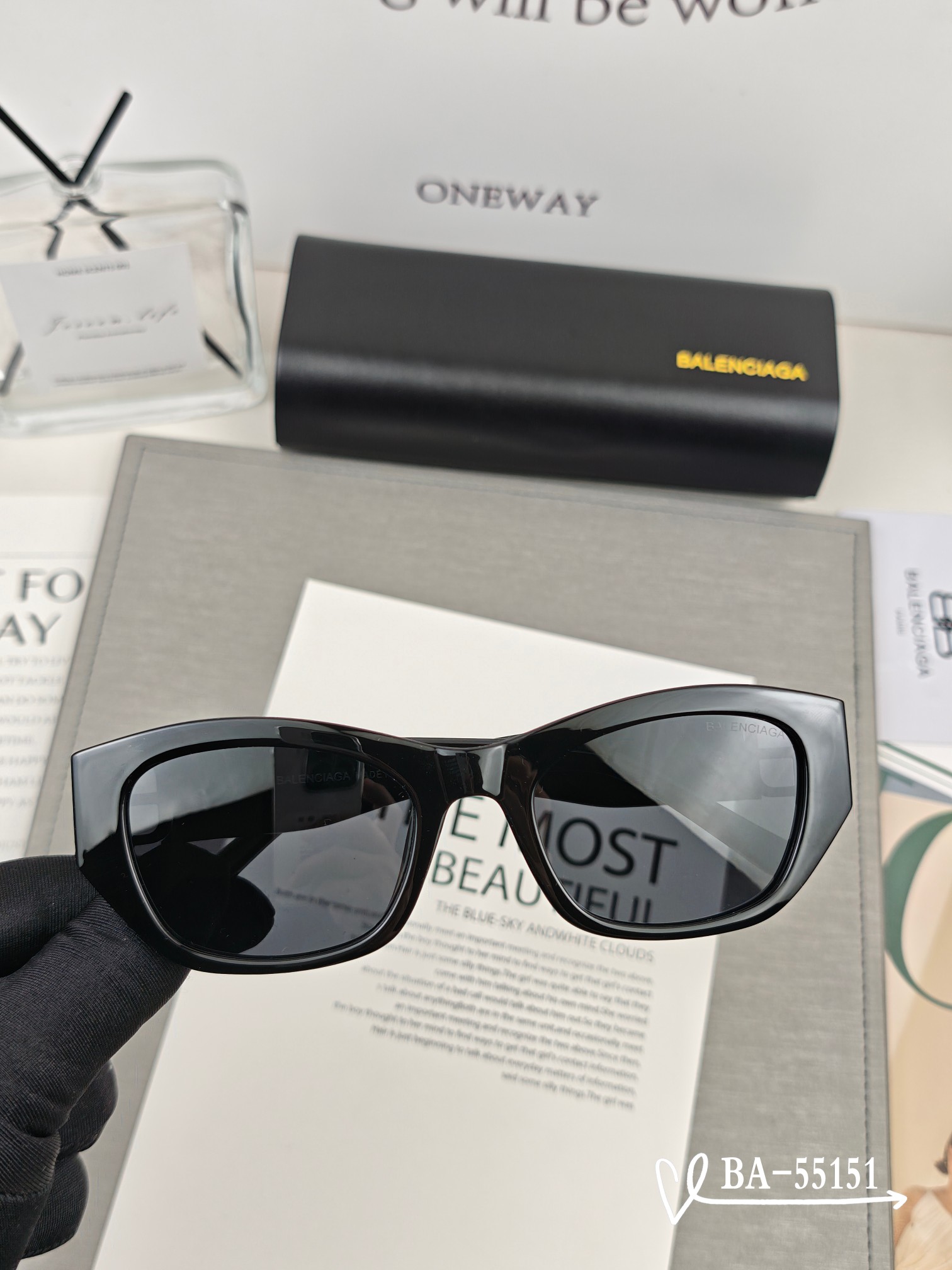   👓.【巴黎世家-Balenciaga】
         🕶.【宝丽来树脂镜片】
         