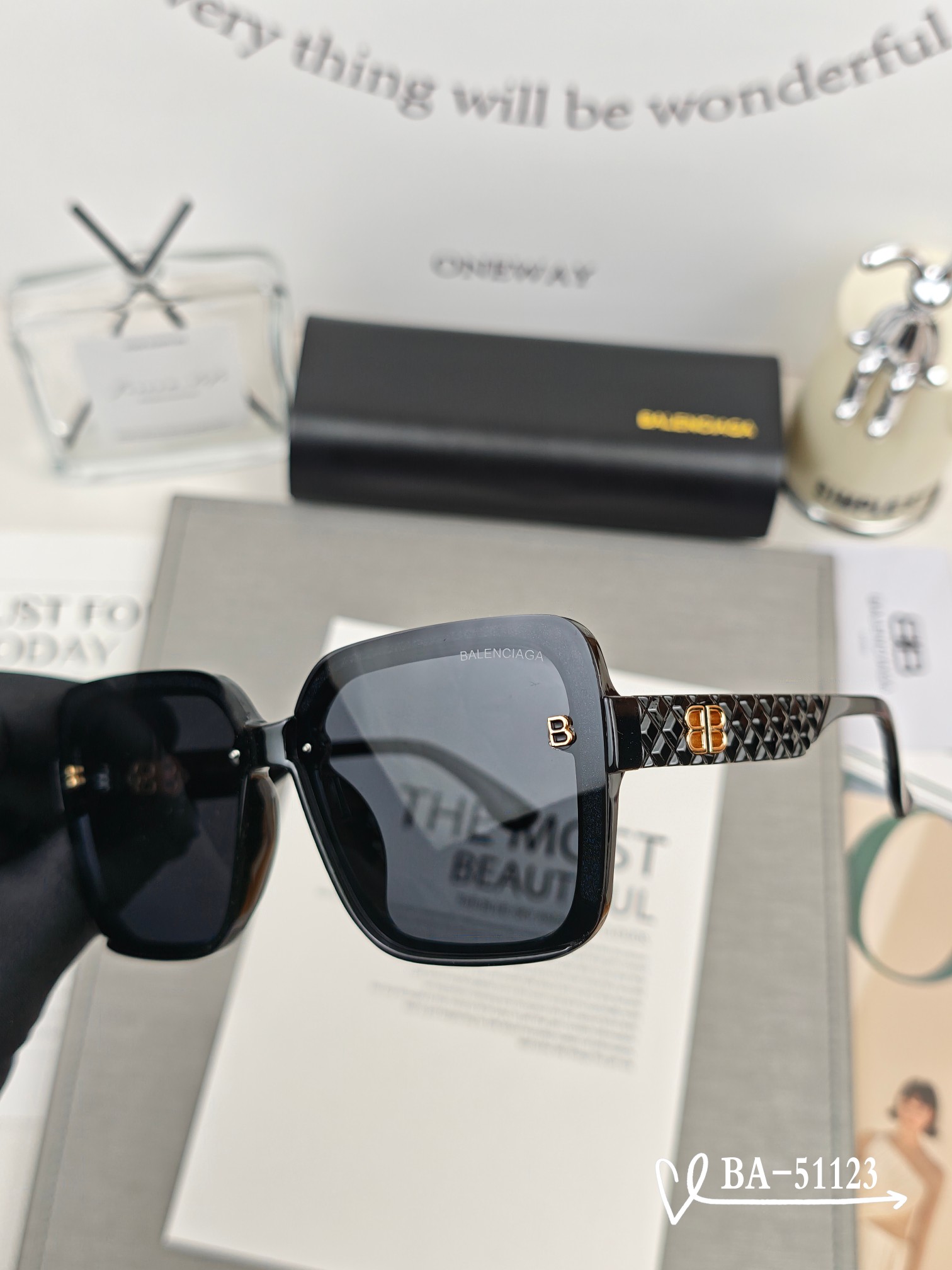   👓.【巴黎世家-Balenciaga】
         🕶.【宝丽来树脂镜片】
         
