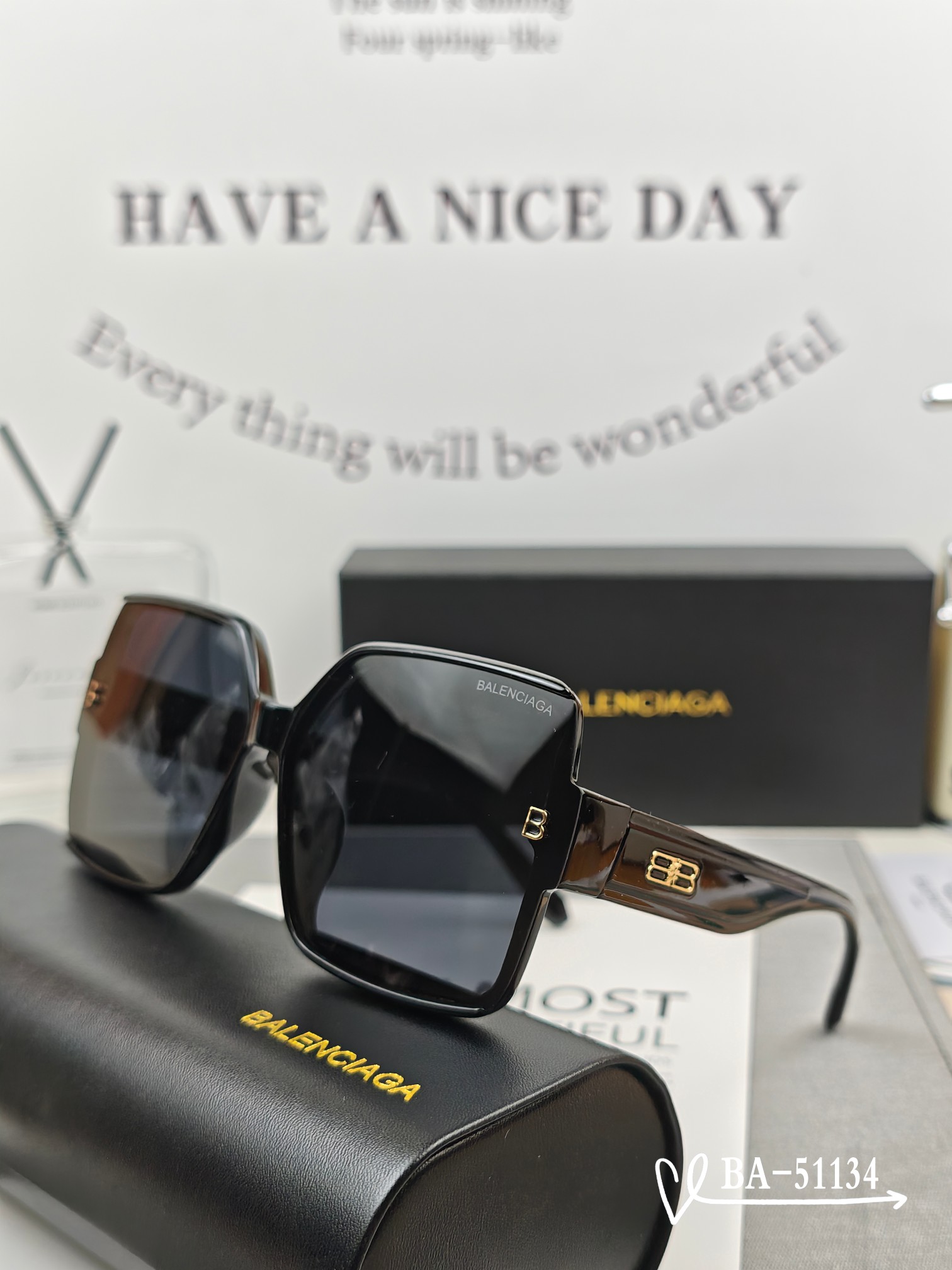   👓.【巴黎世家-Balenciaga】
         🕶.【宝丽来树脂镜片】
         