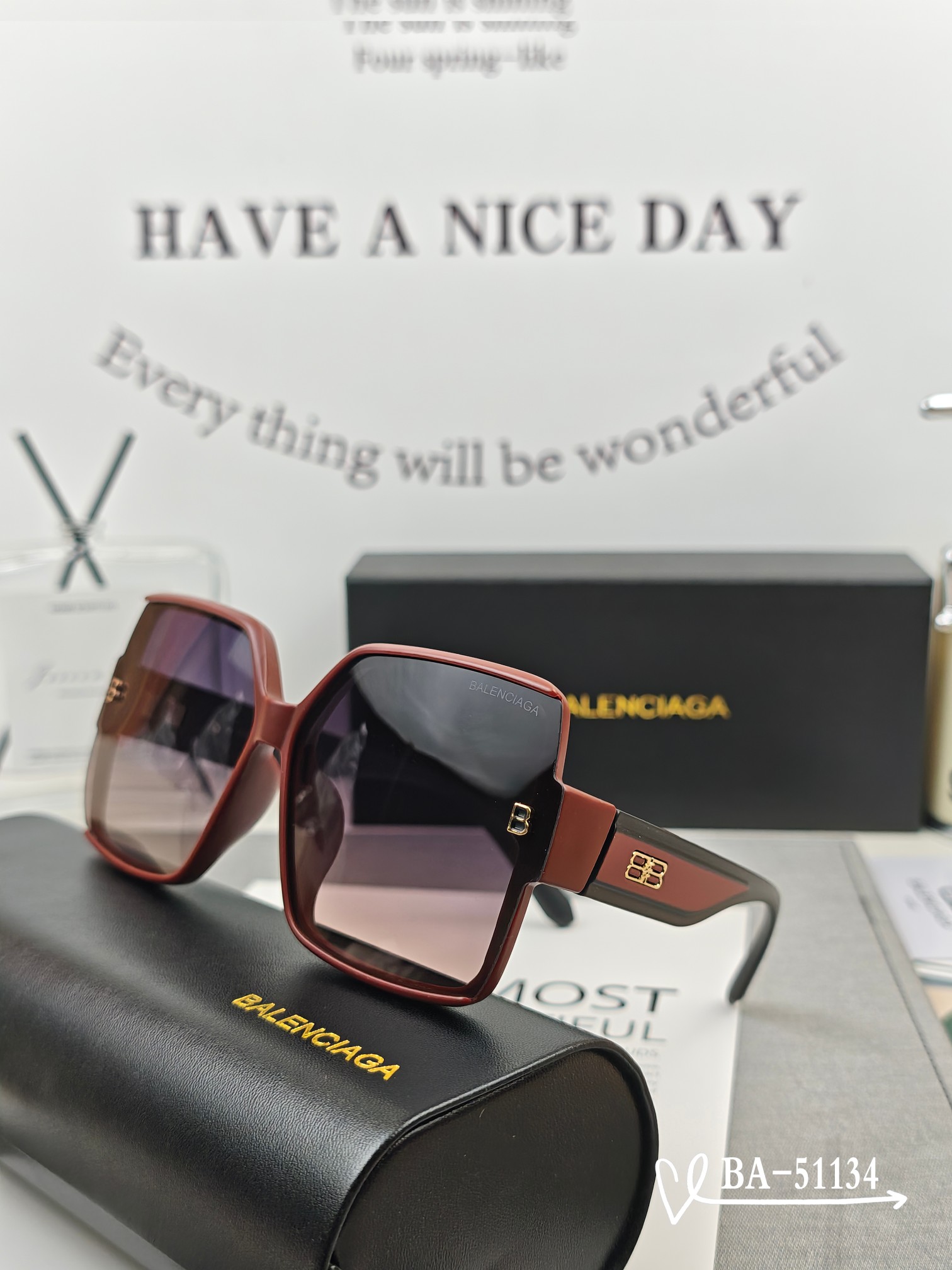   👓.【巴黎世家-Balenciaga】
         🕶.【宝丽来树脂镜片】
         