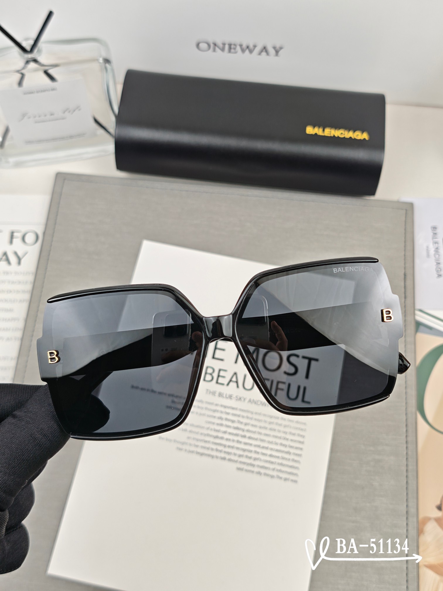   👓.【巴黎世家-Balenciaga】
         🕶.【宝丽来树脂镜片】
         