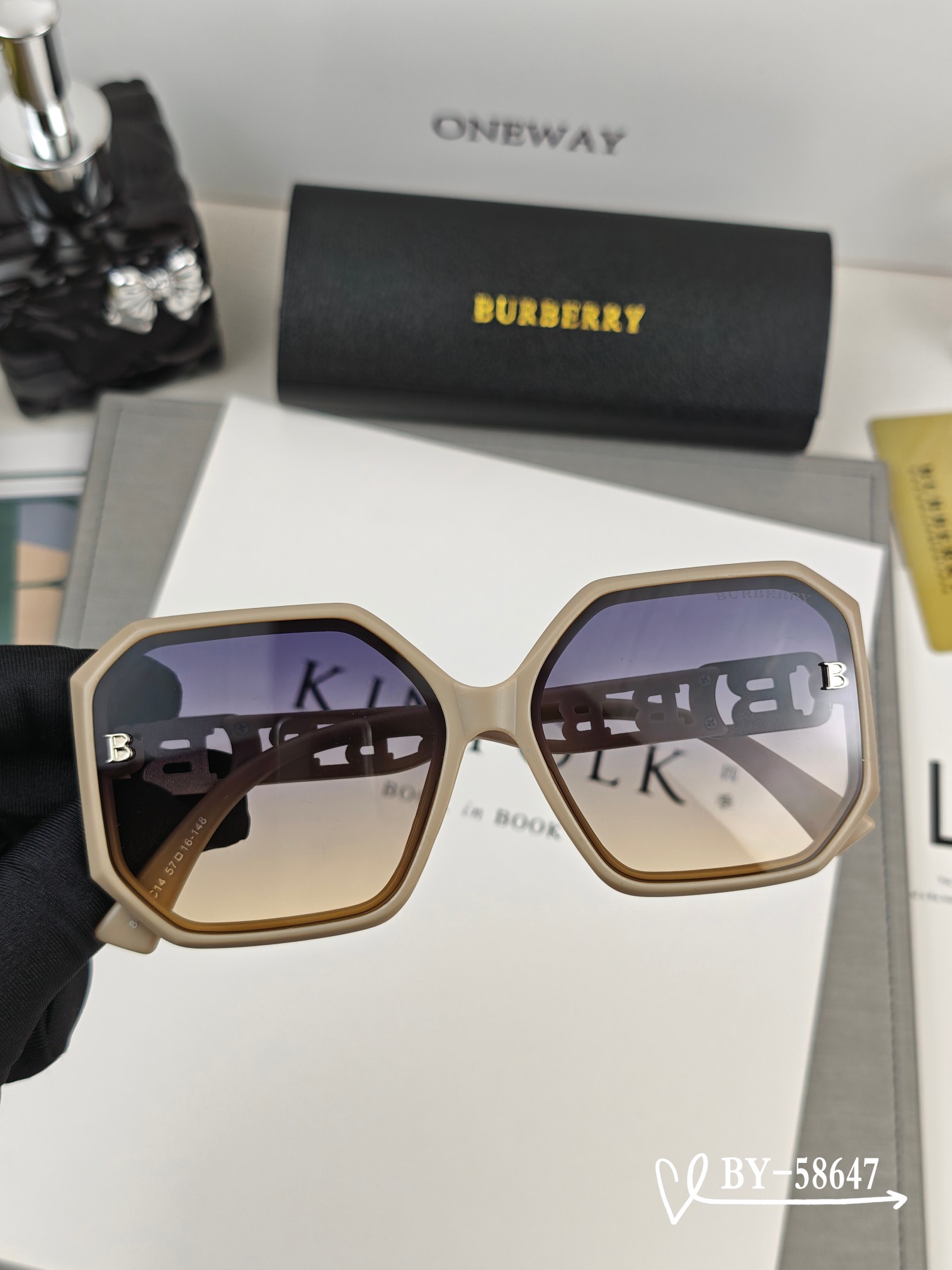    👓.【Burberry-巴宝莉】
         🕶.【宝丽来树脂偏光镜片】
         