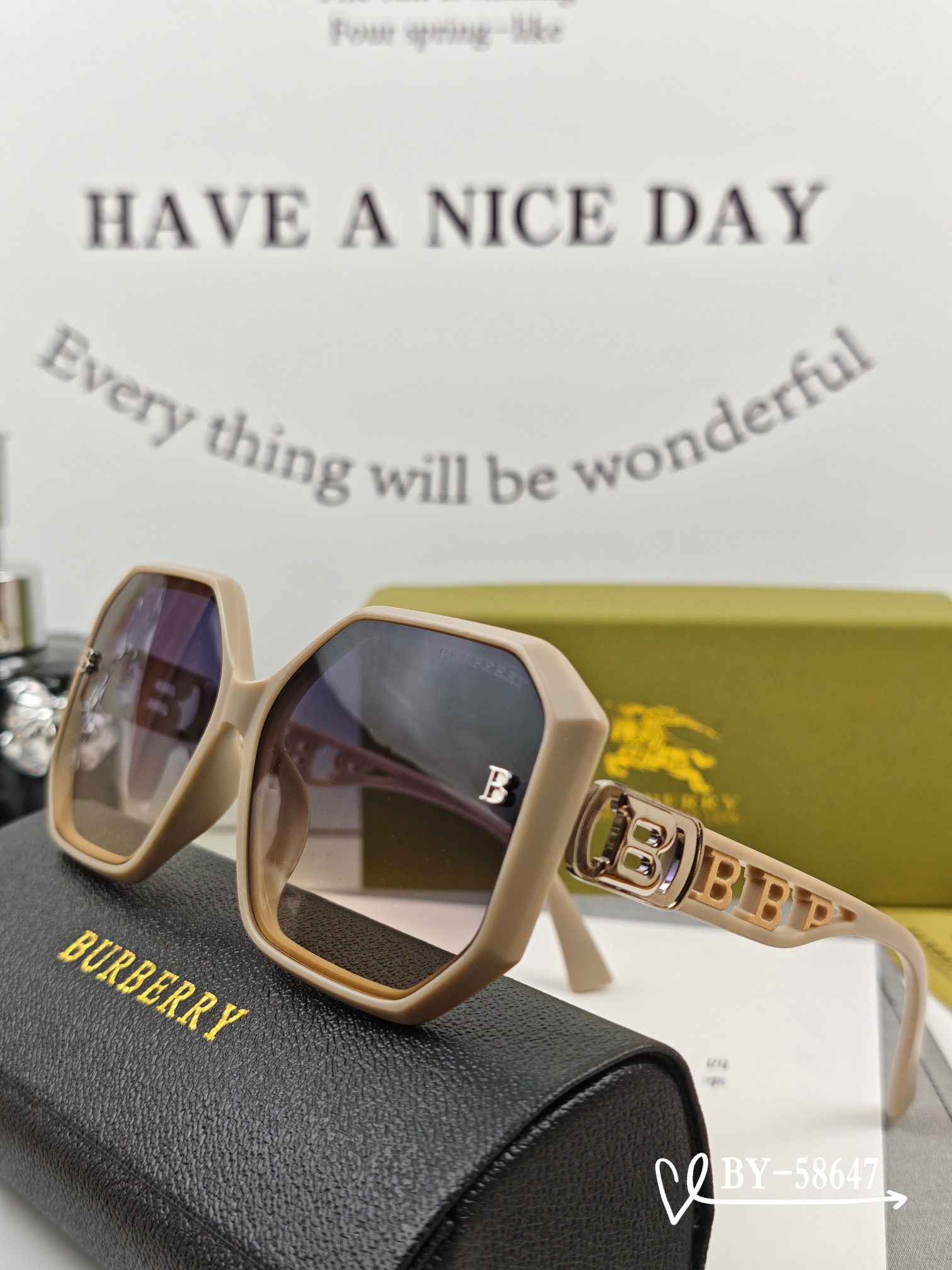    👓.【Burberry-巴宝莉】
         🕶.【宝丽来树脂偏光镜片】
         
