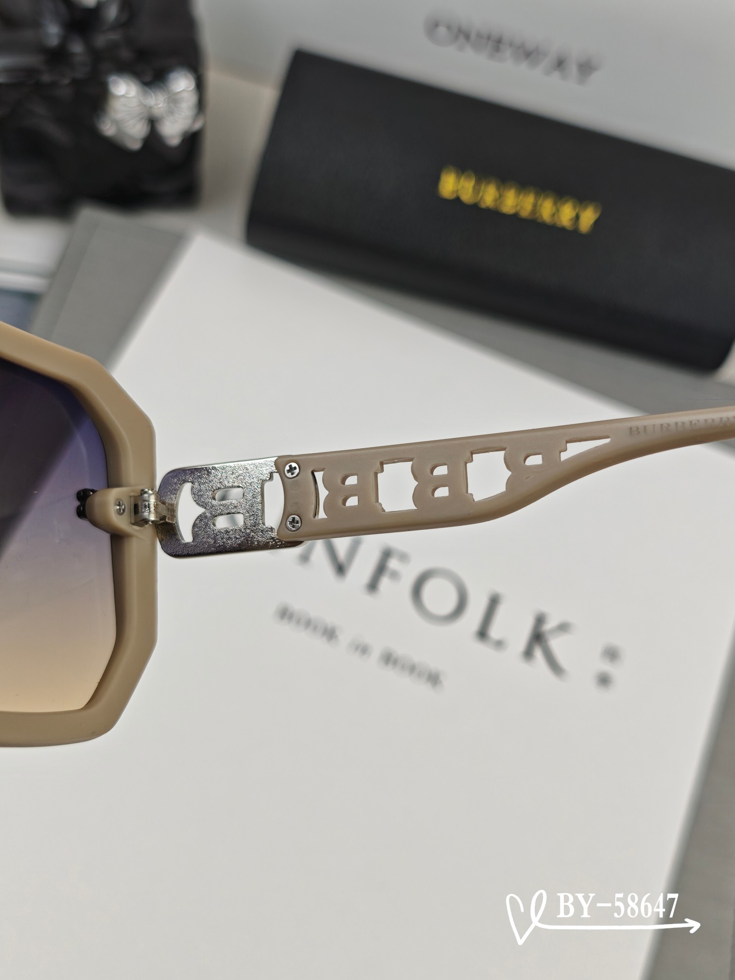    👓.【Burberry-巴宝莉】
         🕶.【宝丽来树脂偏光镜片】
         