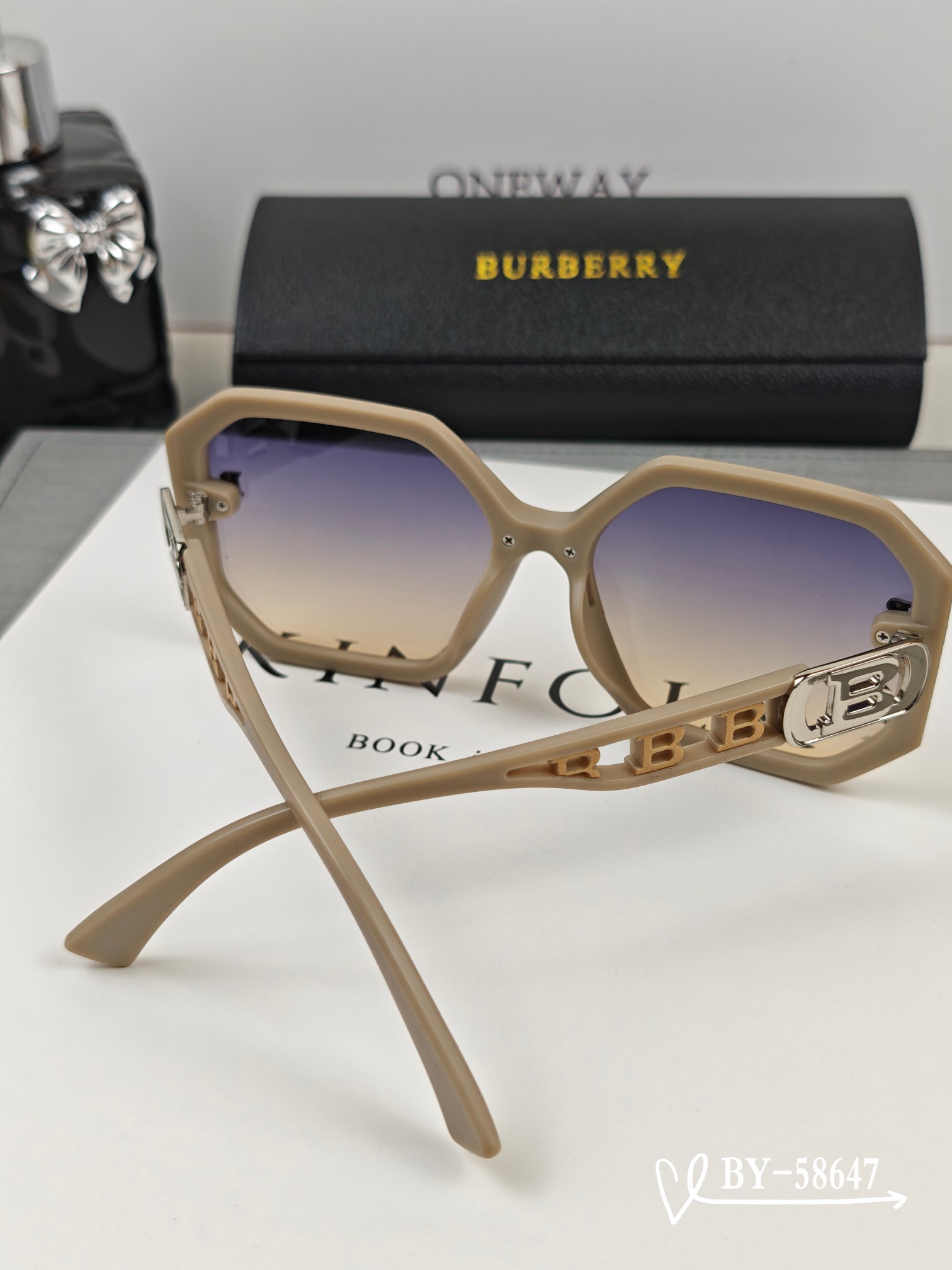    👓.【Burberry-巴宝莉】
         🕶.【宝丽来树脂偏光镜片】
         