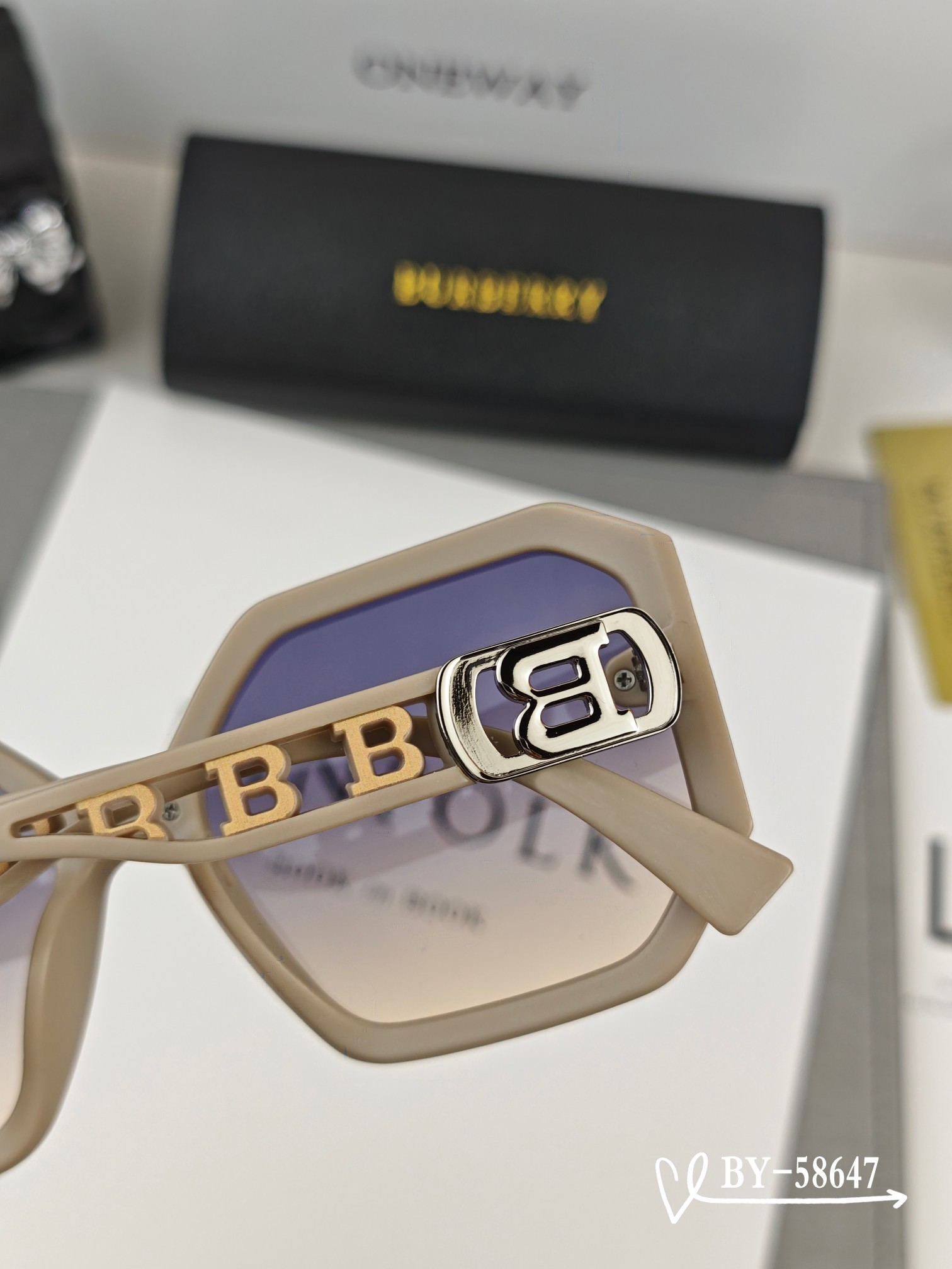    👓.【Burberry-巴宝莉】
         🕶.【宝丽来树脂偏光镜片】
         