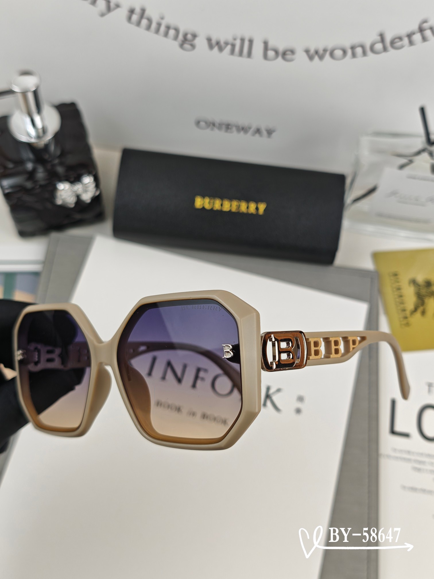    👓.【Burberry-巴宝莉】
         🕶.【宝丽来树脂偏光镜片】
         