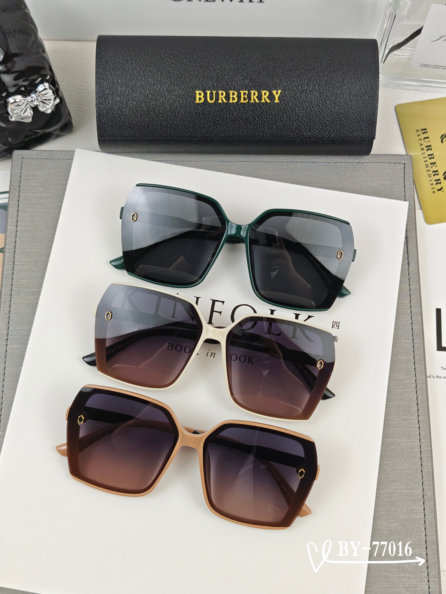    👓.【Burberry-巴宝莉】
         🕶.【宝丽来树脂偏光镜片】
         
