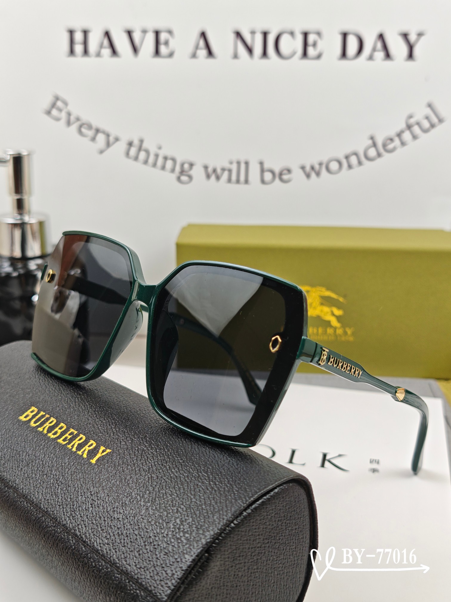    👓.【Burberry-巴宝莉】
         🕶.【宝丽来树脂偏光镜片】
         