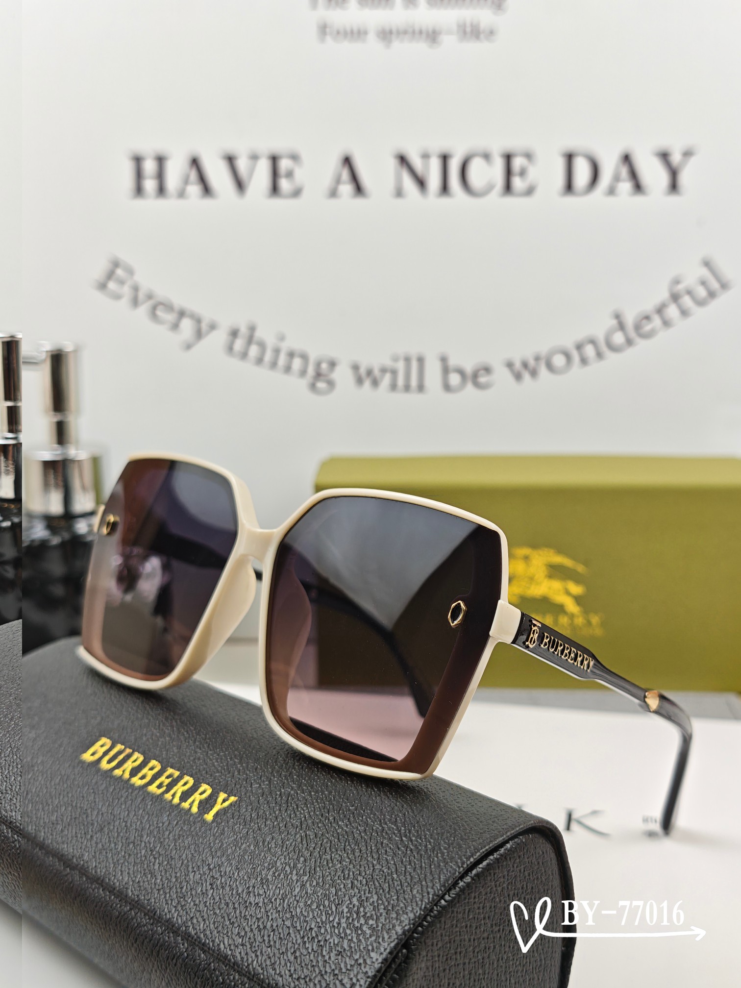    👓.【Burberry-巴宝莉】
         🕶.【宝丽来树脂偏光镜片】
         