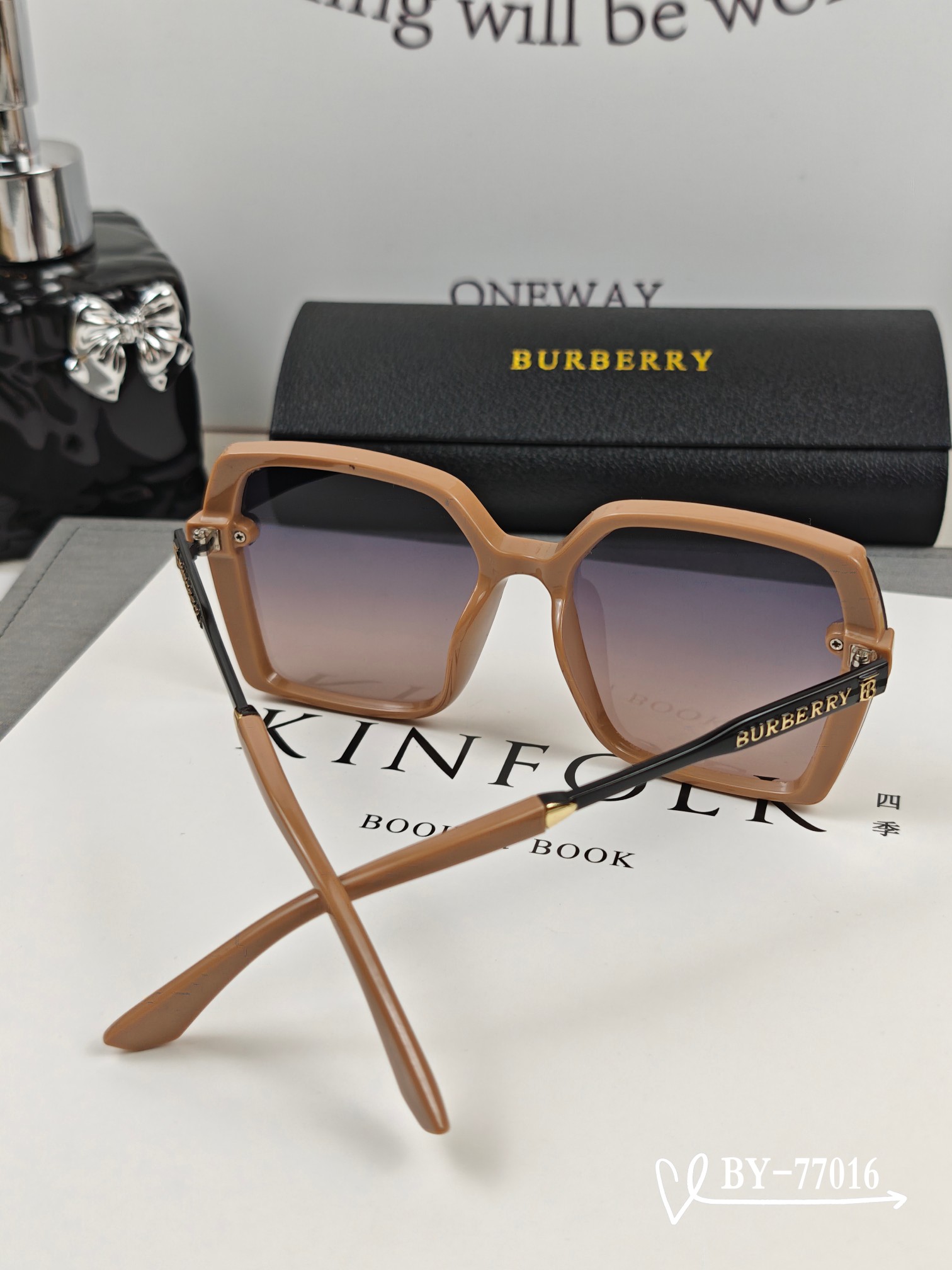    👓.【Burberry-巴宝莉】
         🕶.【宝丽来树脂偏光镜片】
         