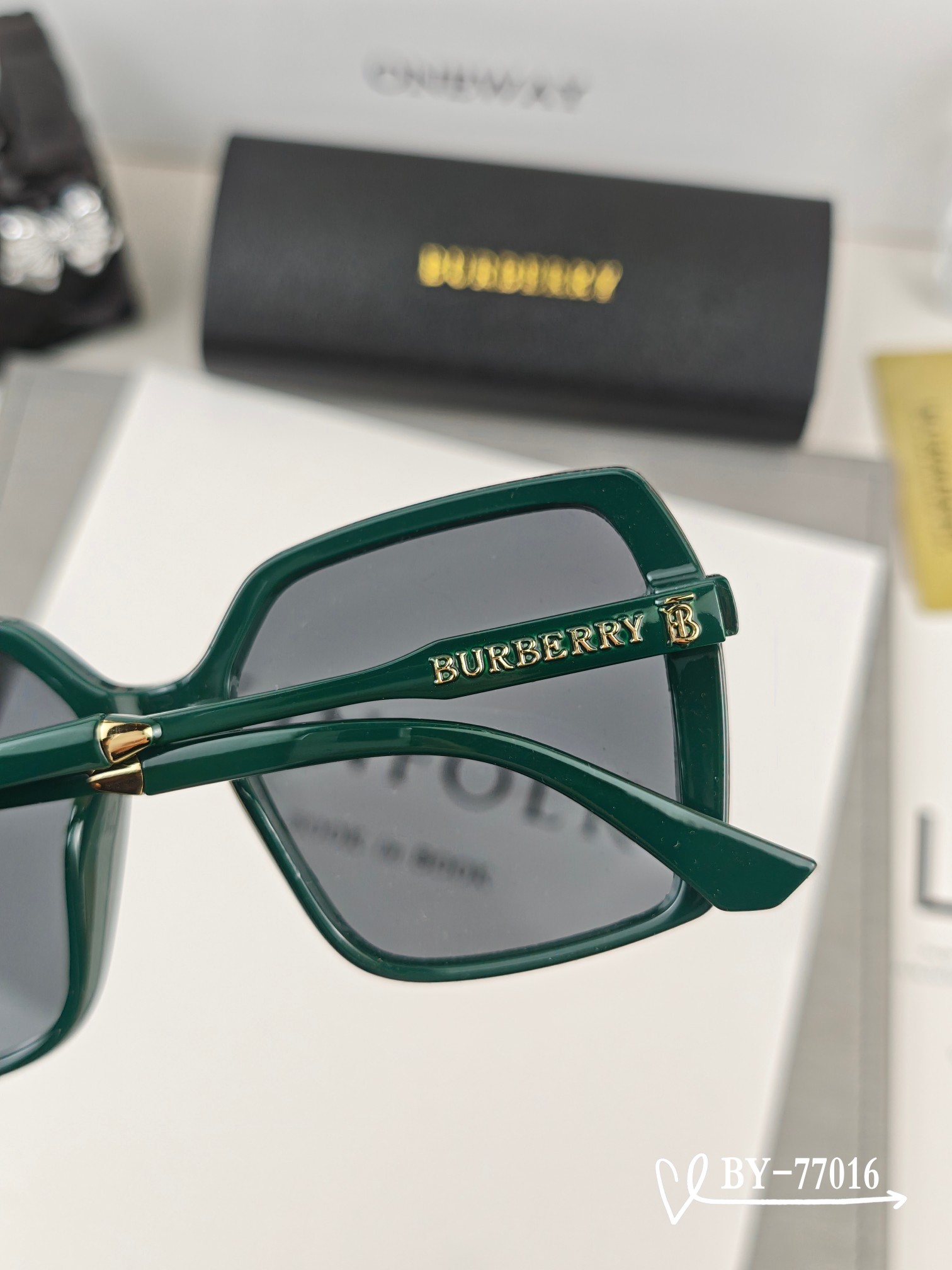    👓.【Burberry-巴宝莉】
         🕶.【宝丽来树脂偏光镜片】
         