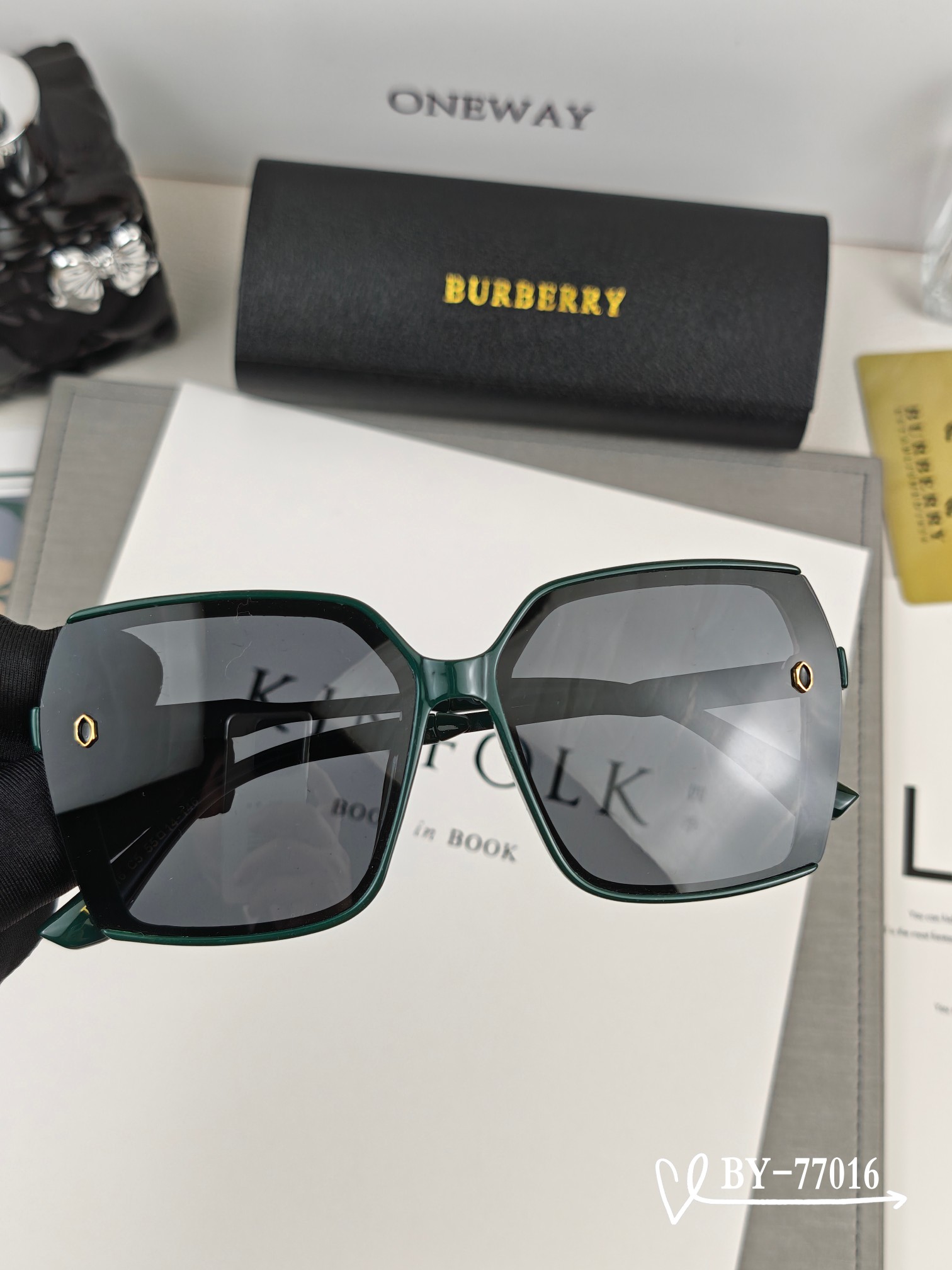    👓.【Burberry-巴宝莉】
         🕶.【宝丽来树脂偏光镜片】
         