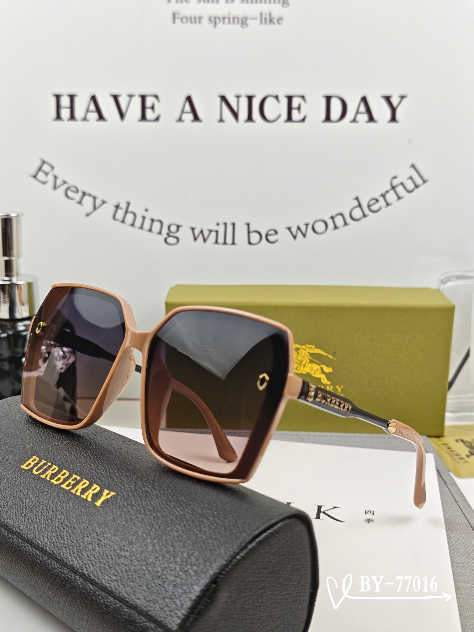    👓.【Burberry-巴宝莉】
         🕶.【宝丽来树脂偏光镜片】
         