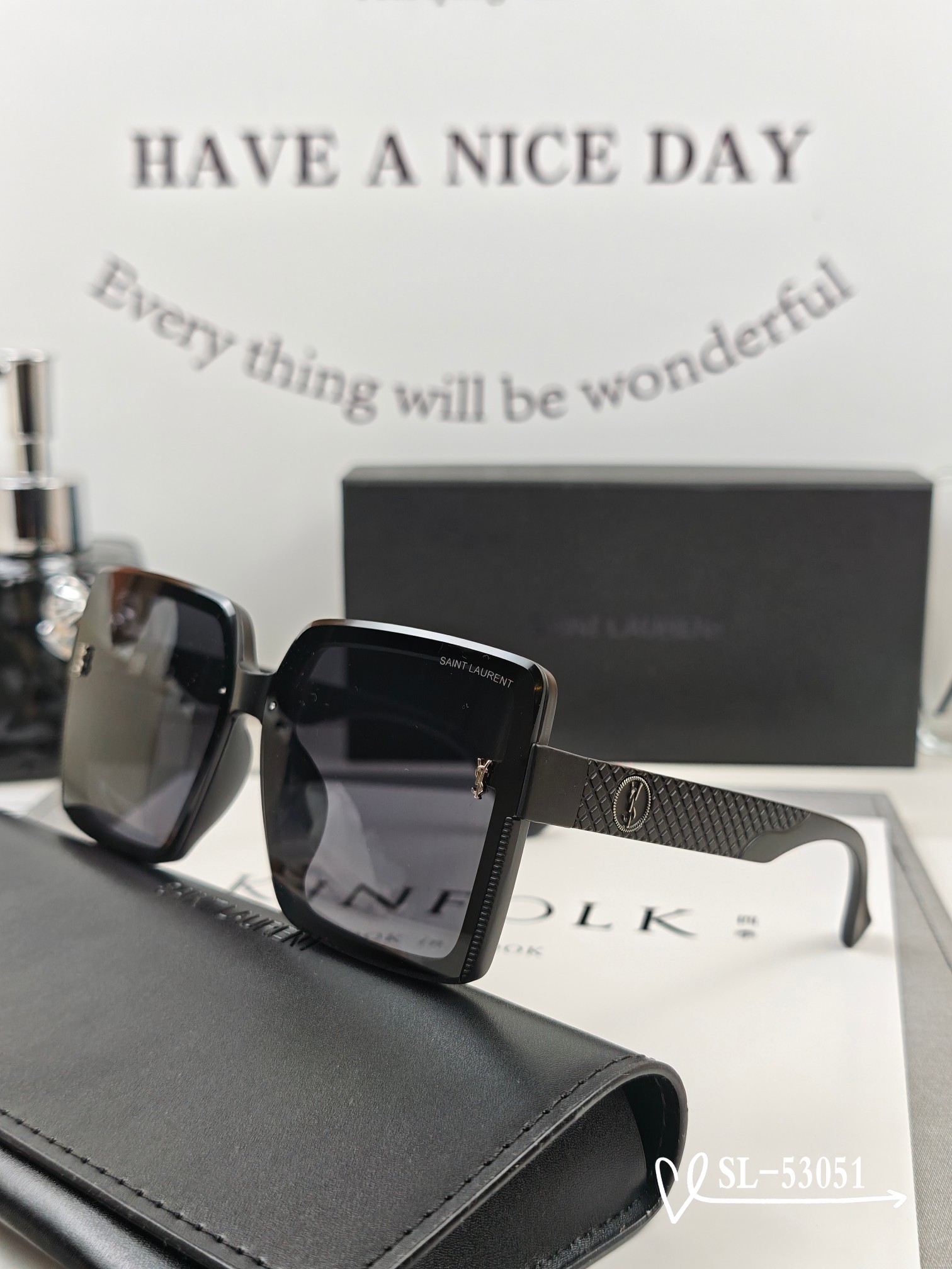   👓.【圣罗兰-ysl】
         🕶.【宝丽来树脂高清镜片】
         ⭐️ .【T