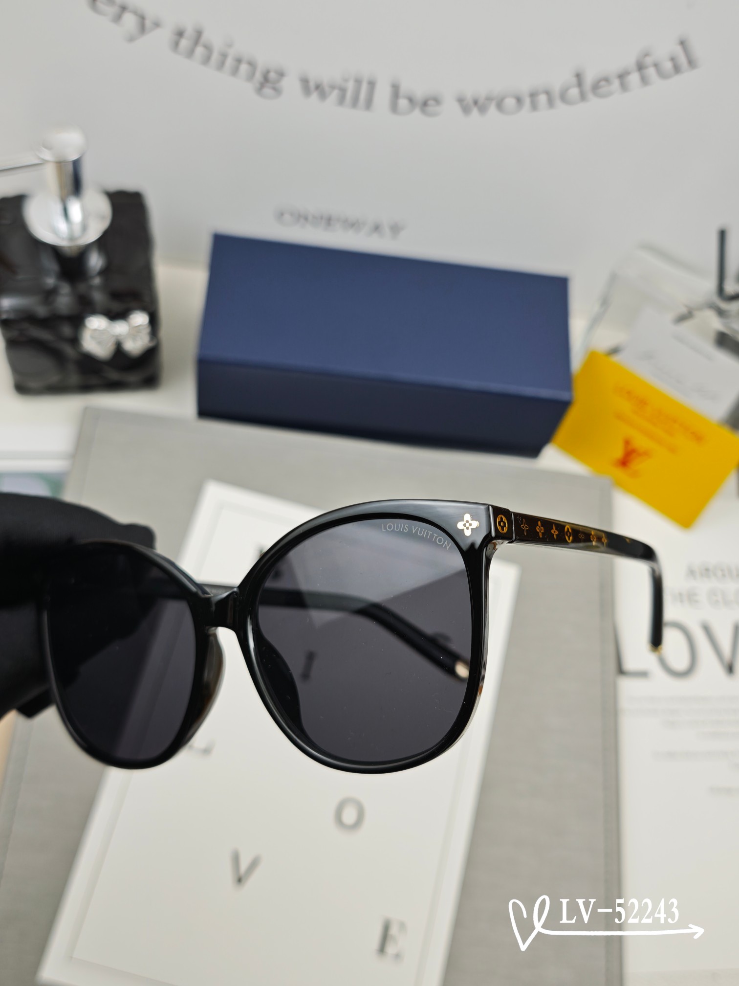   👓.【路易威登-LV】
         🕶.【宝丽来树脂镜片】
         ⭐️.【TR镜架