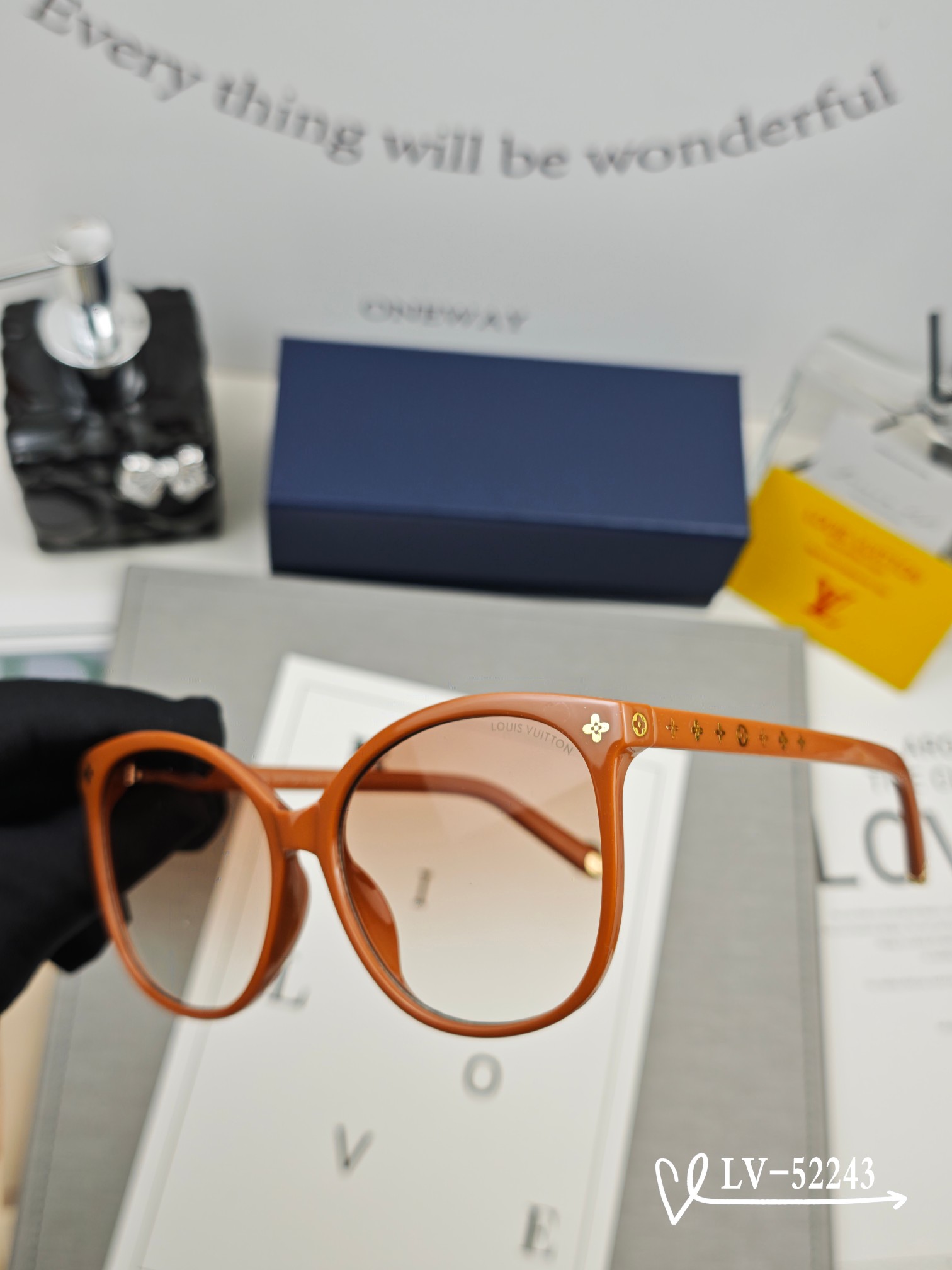   👓.【路易威登-LV】
         🕶.【宝丽来树脂镜片】
         ⭐️.【TR镜架